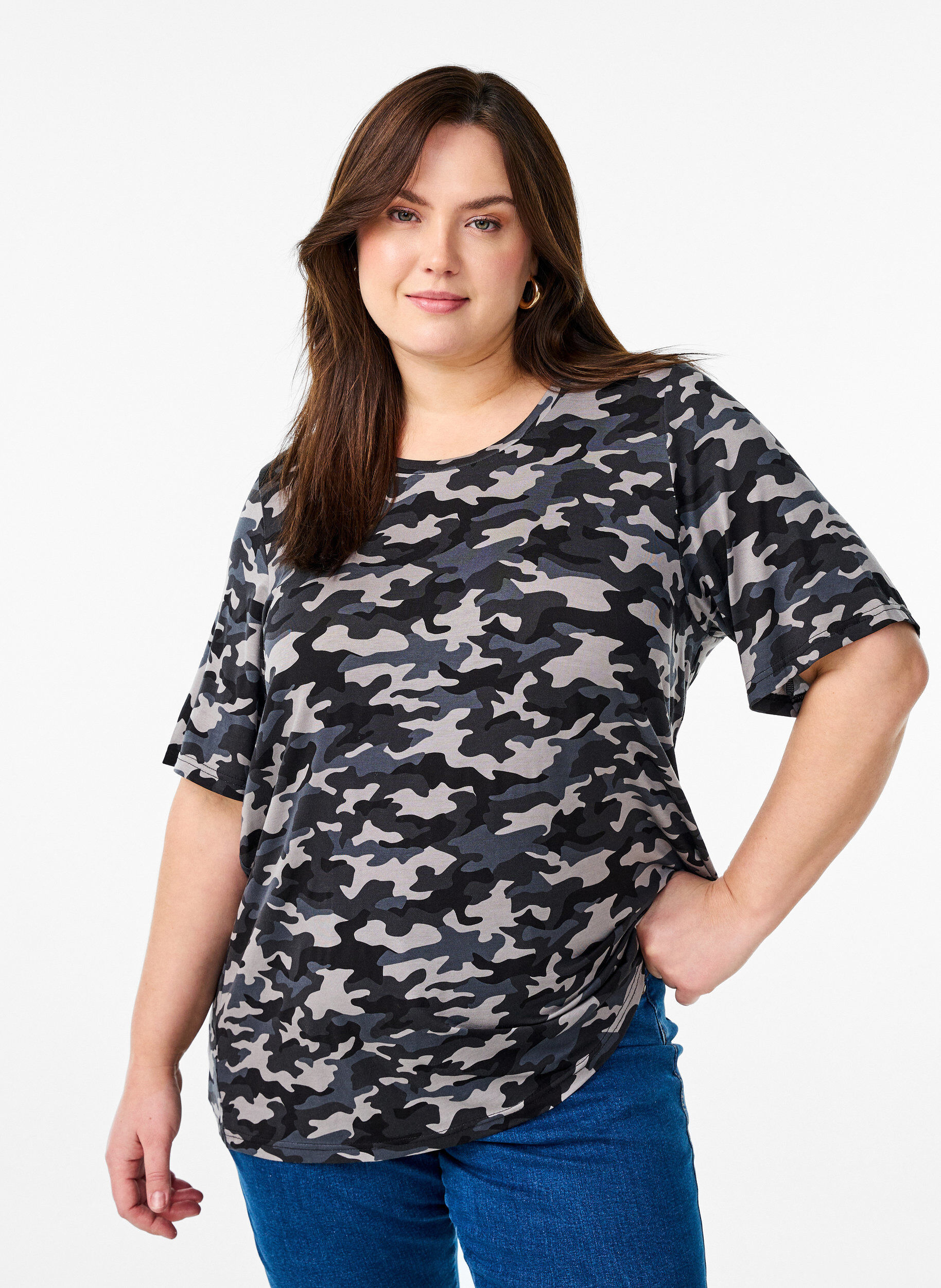 ZizziT-Shirt mit TENCEL&trade; Lyocell und Tarnmuster, Grau, Model image number 0