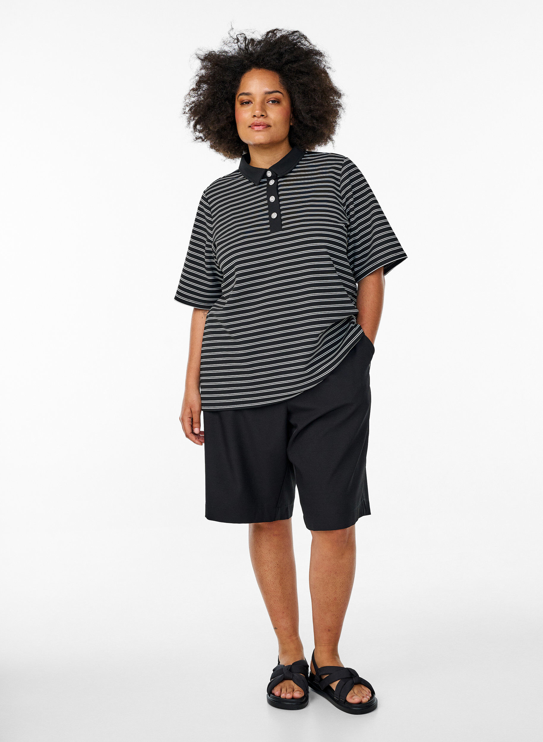 ZizziKurz&auml;rmliges Poloshirt mit Streifen und Rei&szlig;verschluss, Schwarz, Model image number 1