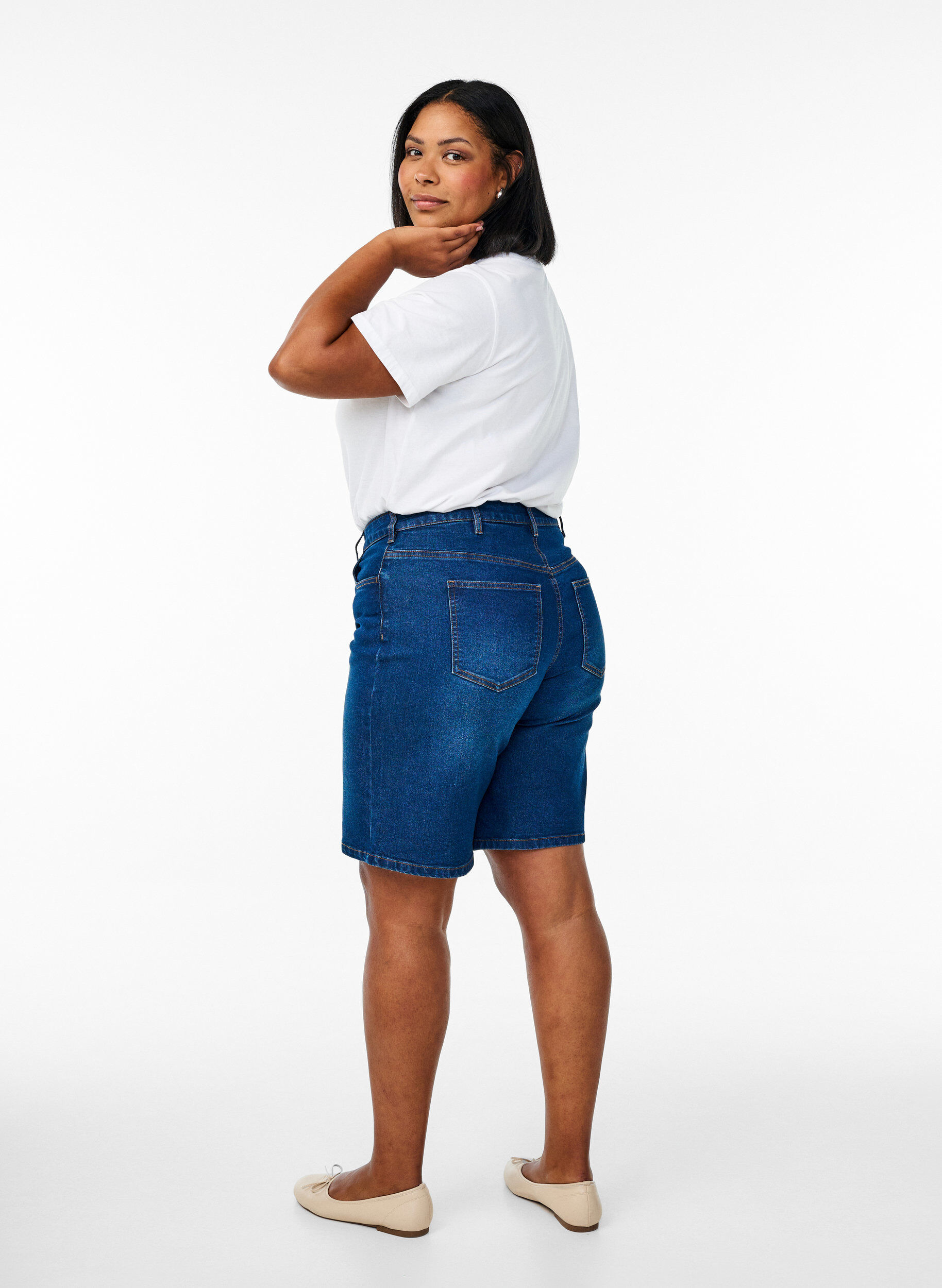 ZizziFLASH - Locker sitzende Jeansshorts mit hoher Taille, Blau, Model image number 2