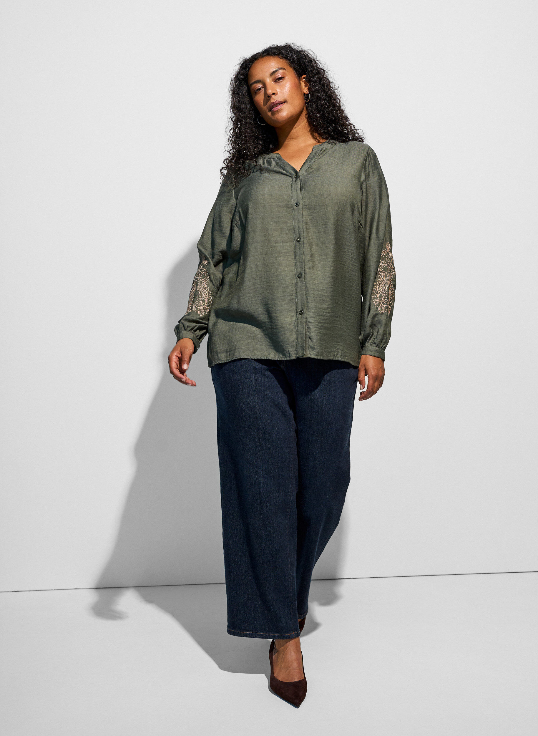 ZizziBluse aus Viskose mit bestickten &Auml;rmeln, Gr&uuml;n, Model image number 1