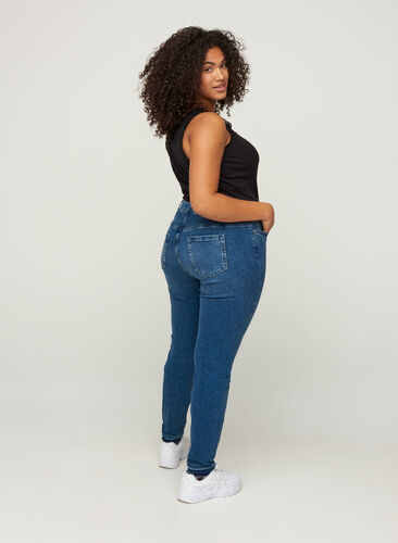 Super Slim Amy Jeans mit offenem Saum, Blue denim, Model image number 1