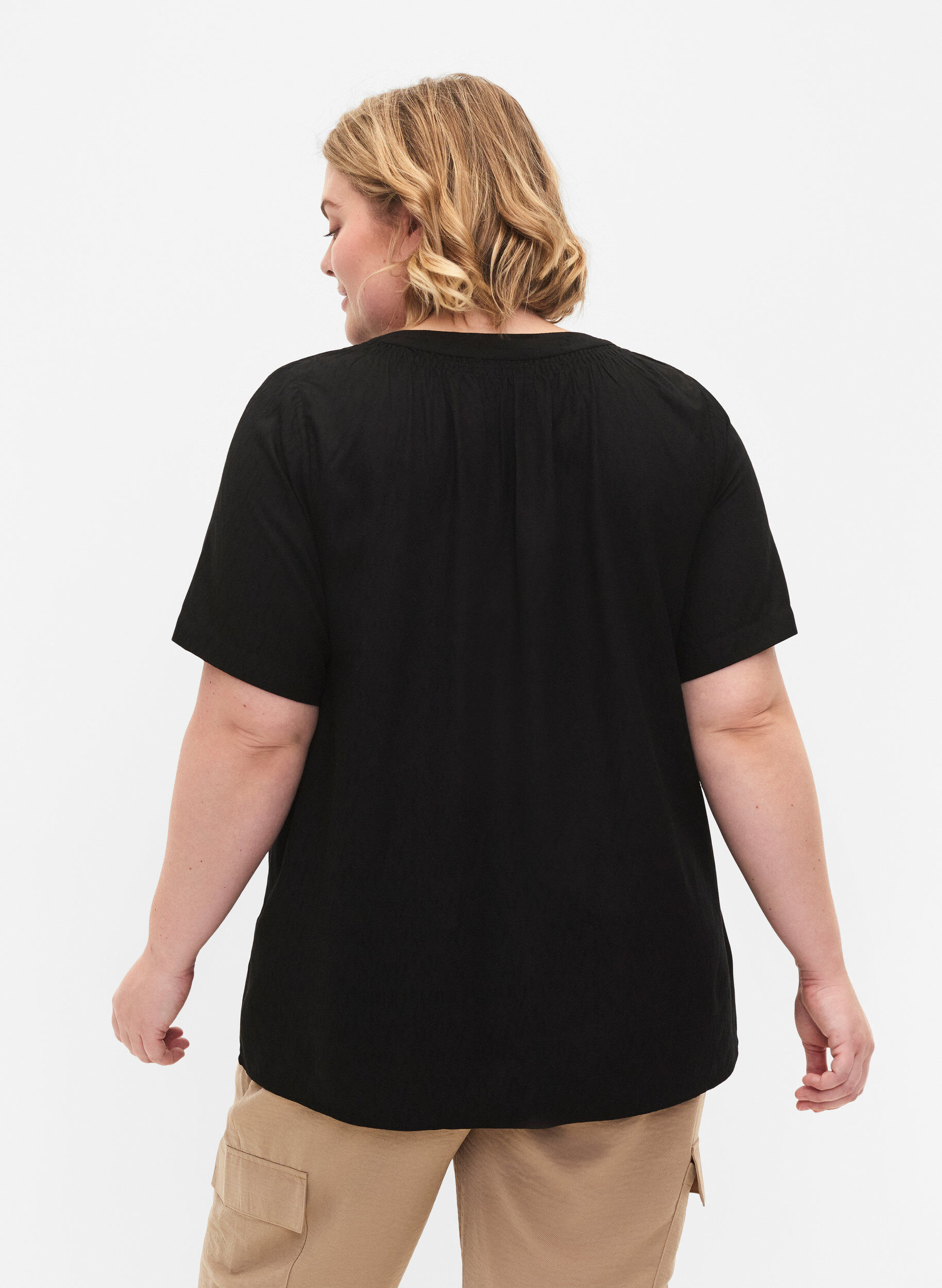 ZizziKurz&auml;rmlige Viskosebluse mit V-Ausschnitt, Black, Model image number 1