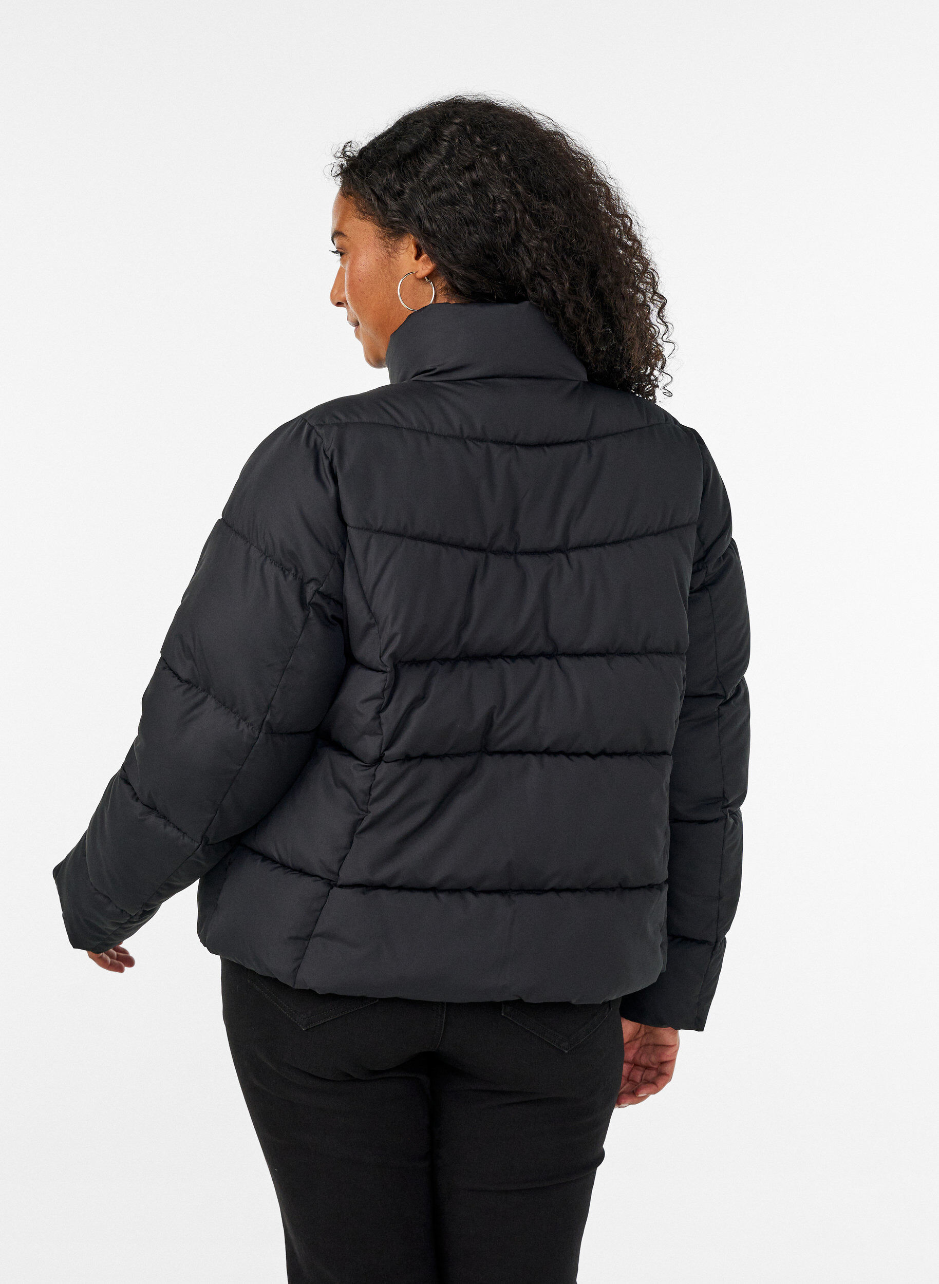 ZizziKurze Pufferjacke mit hohem Kragen, Schwarz, Model image number 2