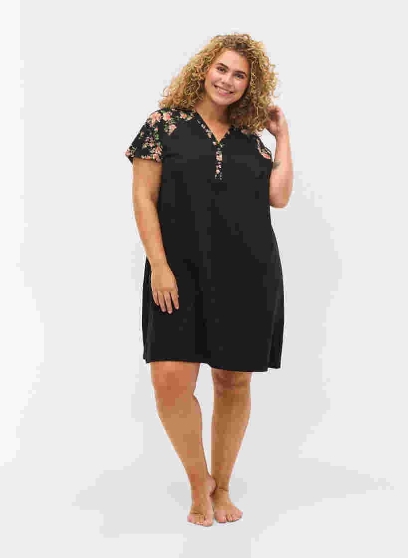 Kurzarm Nachthemd aus Baumwolle mit Printdetails, Black Flower, Model image number 2
