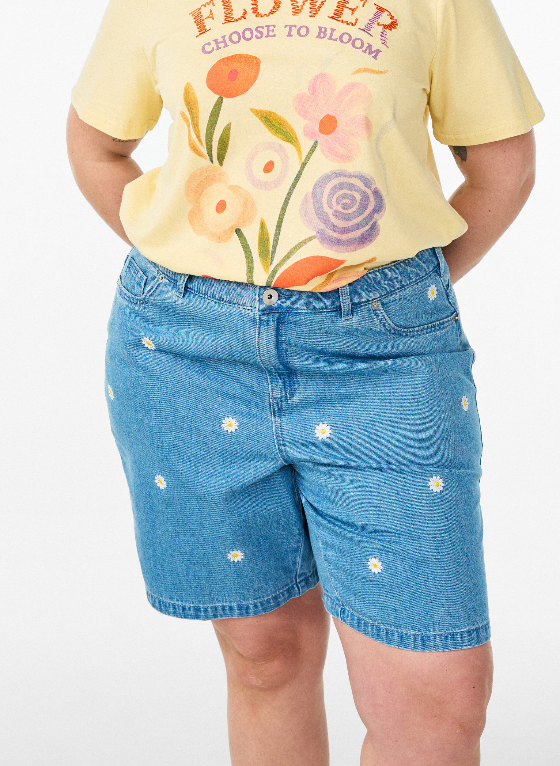 ZizziHoch taillierte Jeansshorts mit gebl&uuml;mter Stickerei, Blau, Model image number 3