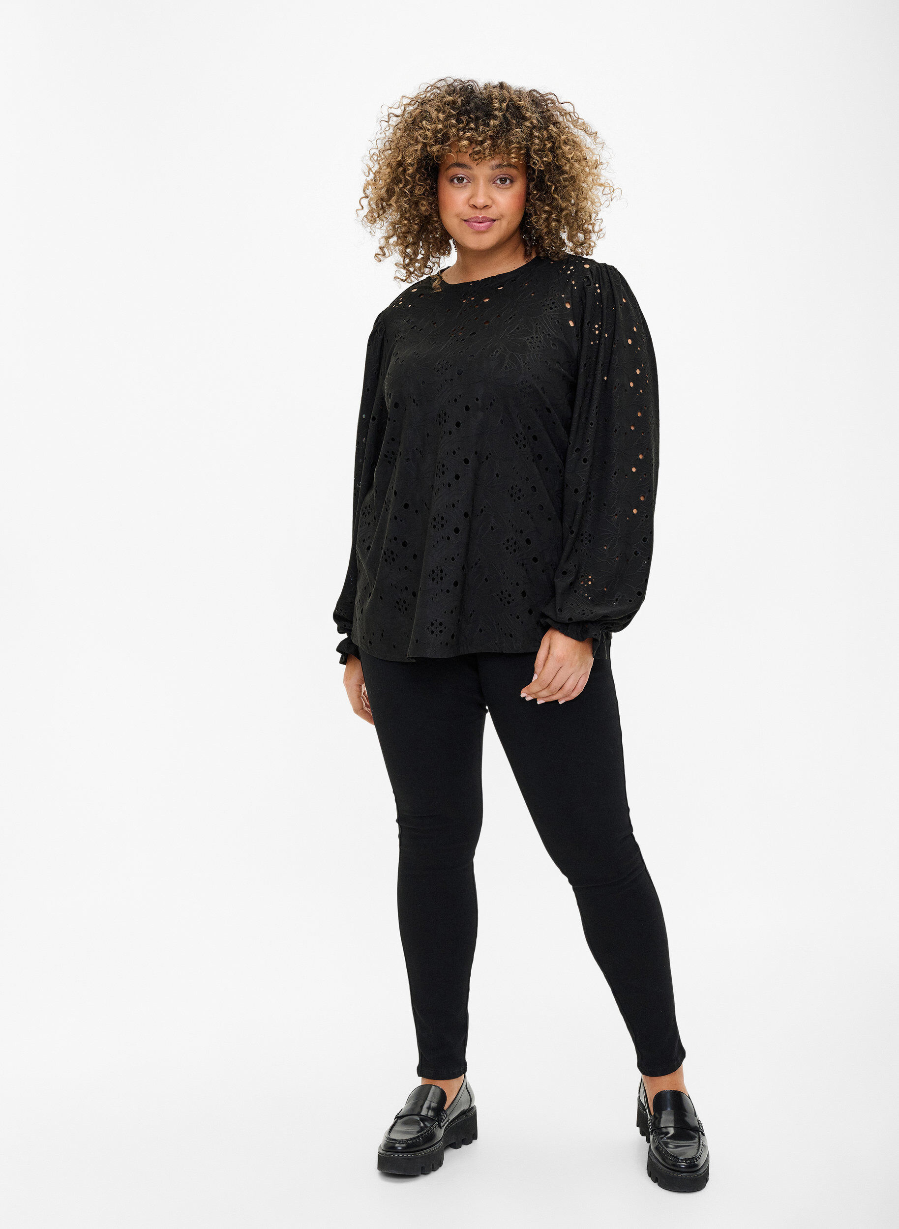 Zizzi Lang&auml;rmlige Bluse mit Lochmuster, Black, Model image number 2