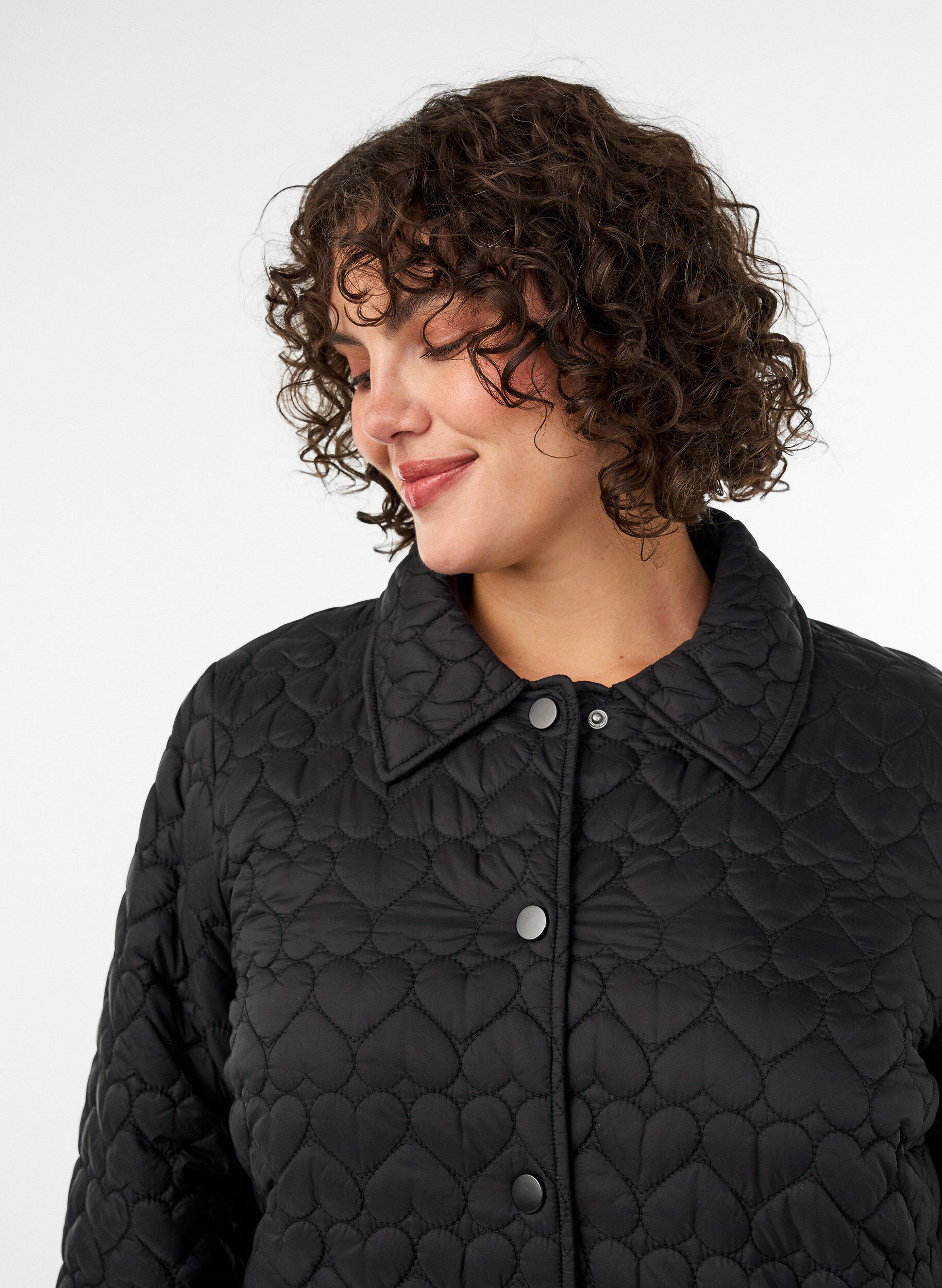 ZizziLeicht wattierte Jacke mit dekorativer Steppung, Schwarz, Model image number 3