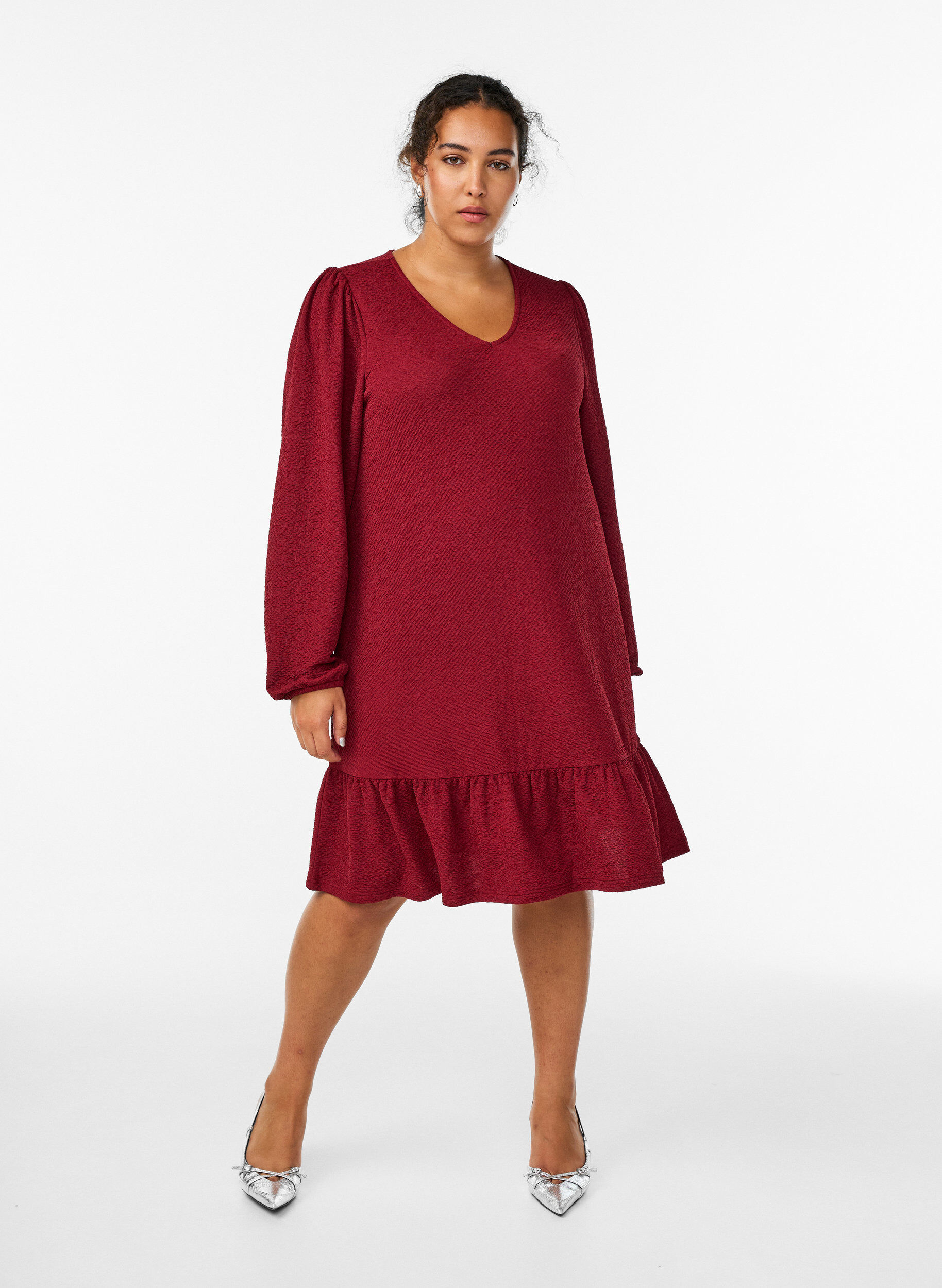 Kurzes strukturiertes Kleid mit R&uuml;schensaum, Dunkles Bordeaux, Model