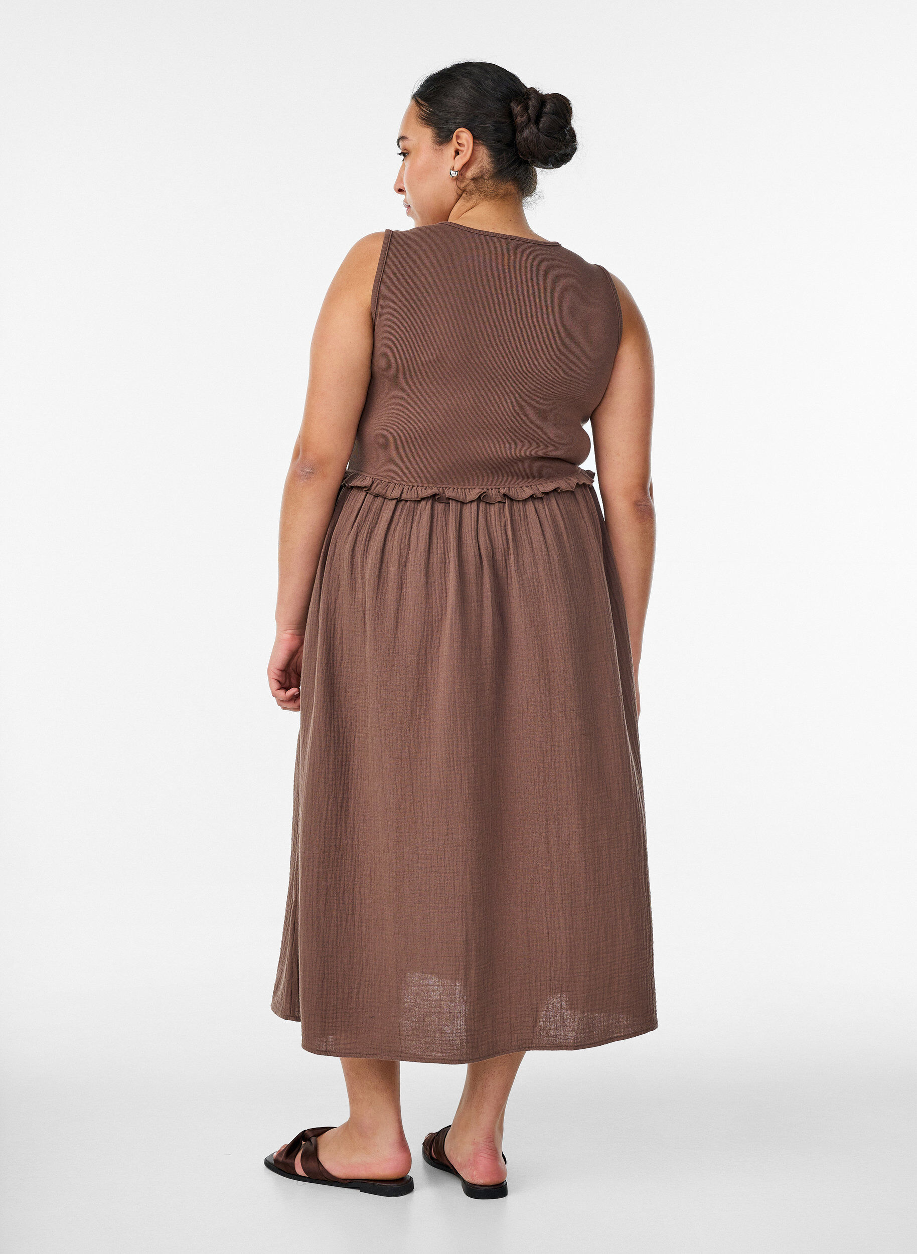 Zizzi&Auml;rmelloses Midikleid aus Baumwolle mit Ripp und Musselin, Braun, Model image number 1