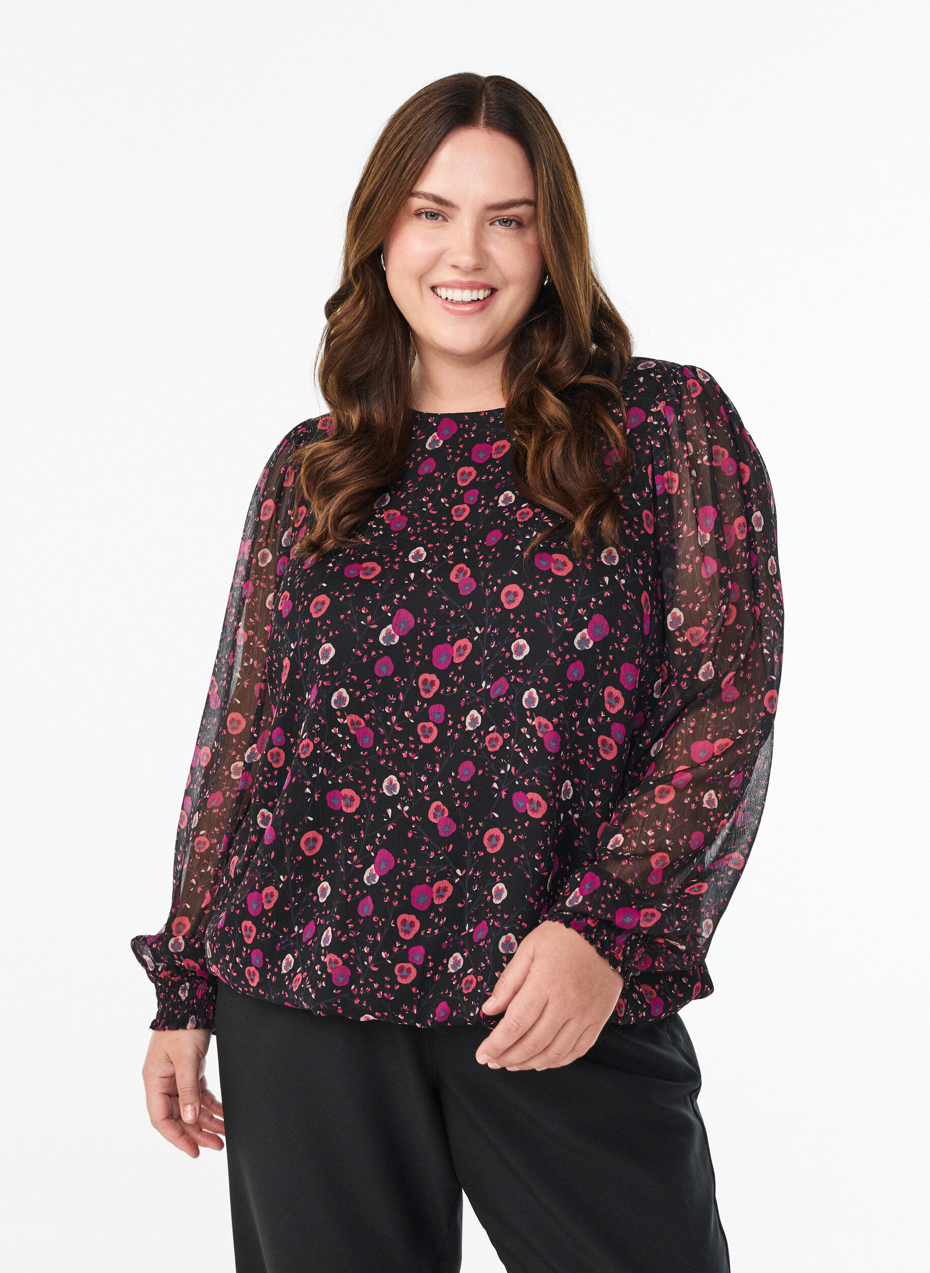 Gebl&uuml;mte Bluse aus Chiffon mit transparenten &Auml;rmeln, Schwarz, Model
