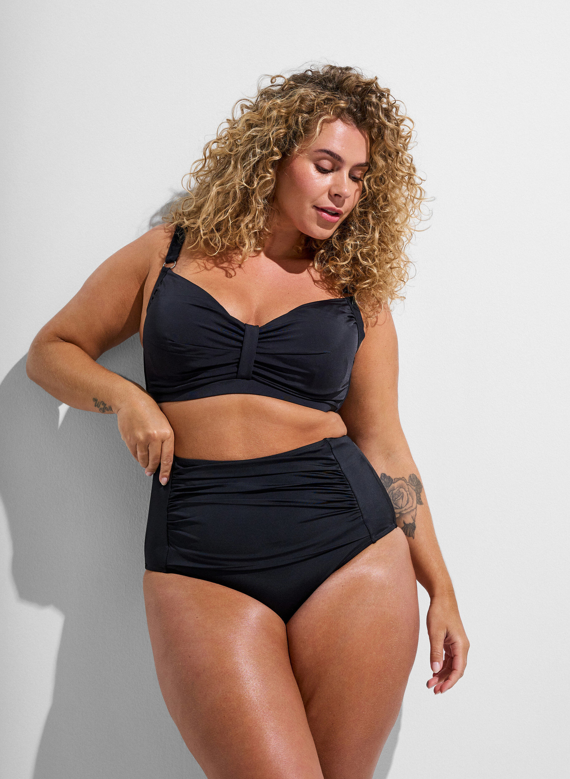 Bikini-Unterteil mit hoher Taille, Schwarz, Model