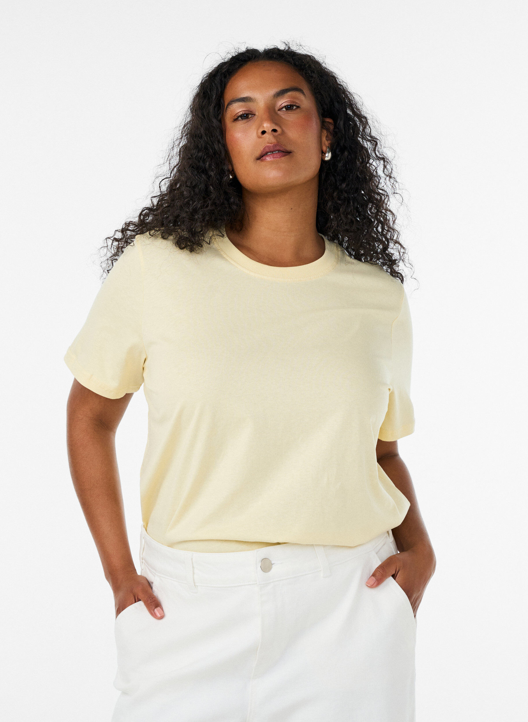 Basic T-Shirt aus Baumwolle mit Rundhalsausschnitt, Gelb, Model