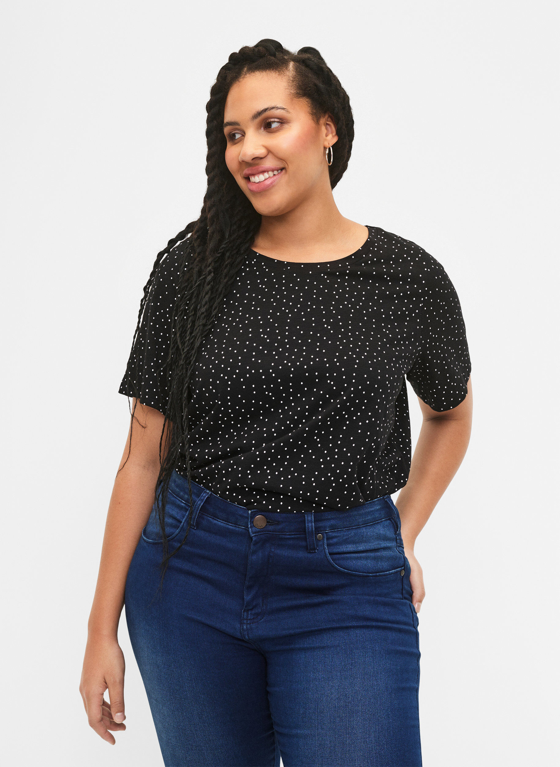 T-Shirt aus Bio-Baumwolle mit Punktmuster	, Schwarz, Model