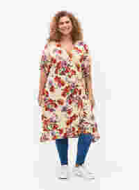 Wickelkleid mit Blumenmuster und kurzen Ärmeln, Buttercream Vintage, Model