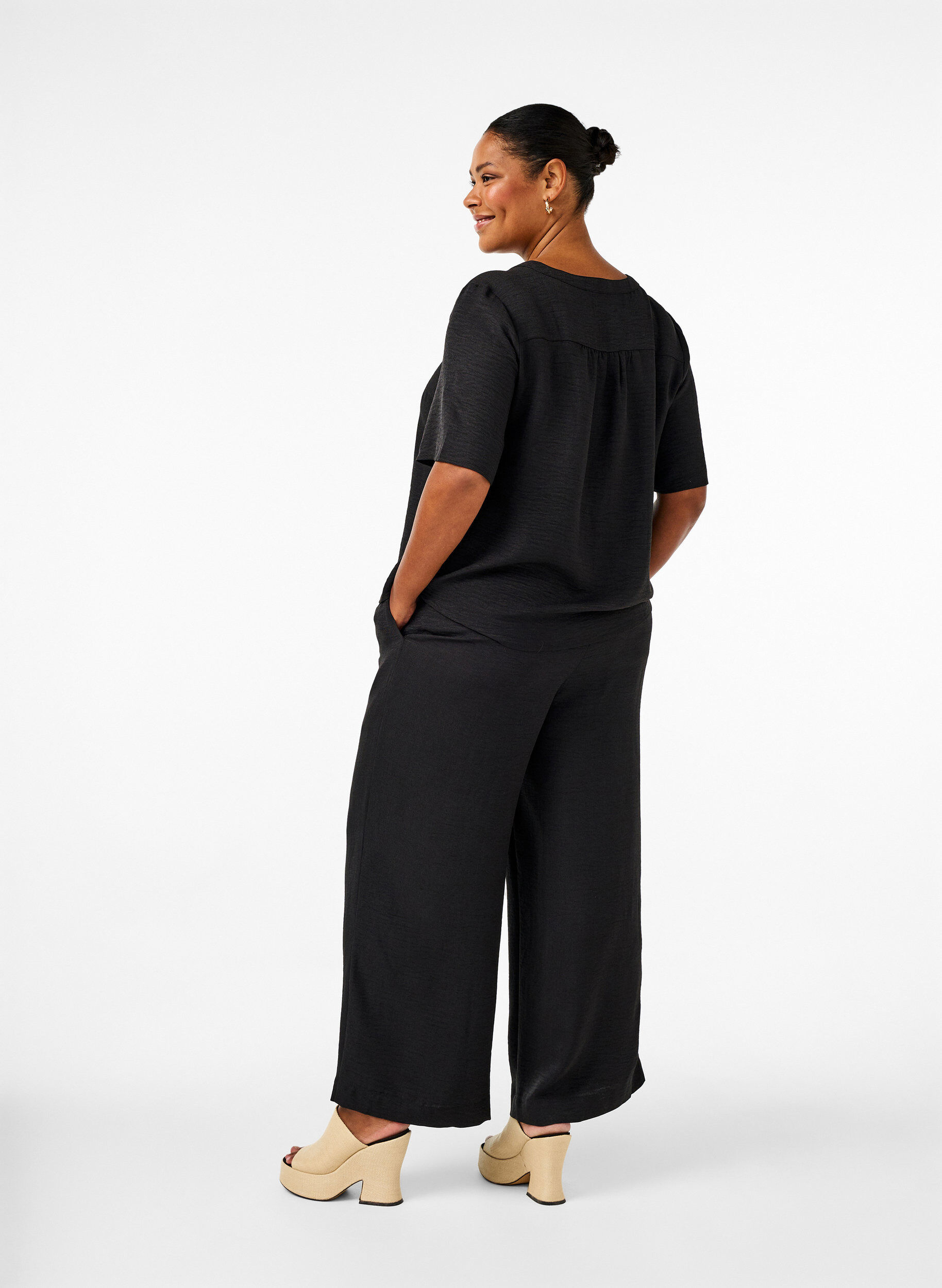 ZizziLockere Hose mit elastischem Bund und Taschen, Schwarz, Model image number 1