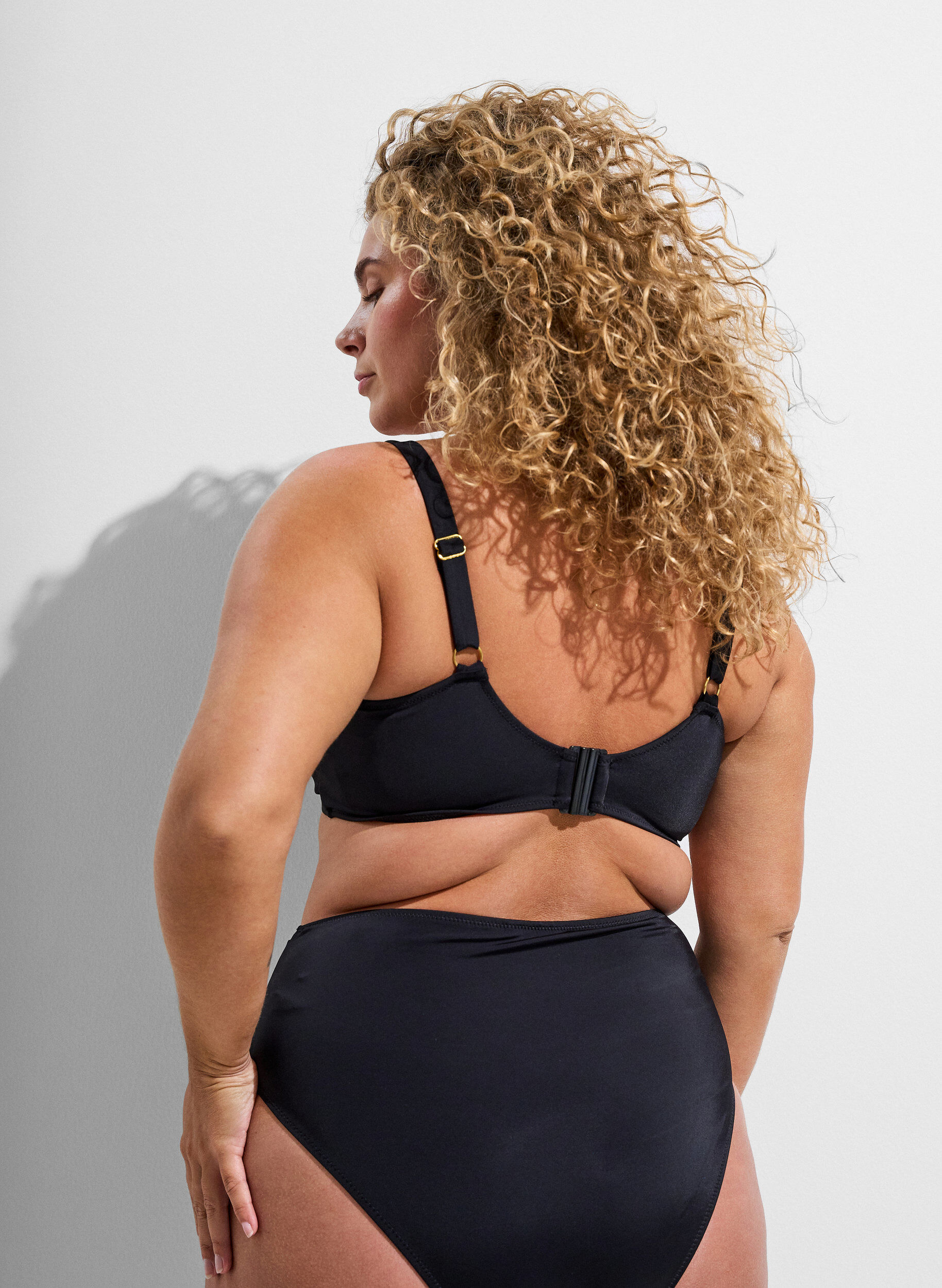 ZizziBikini Top mit B&uuml;gel und goldfarbenem Detail, Schwarz, Model image number 2