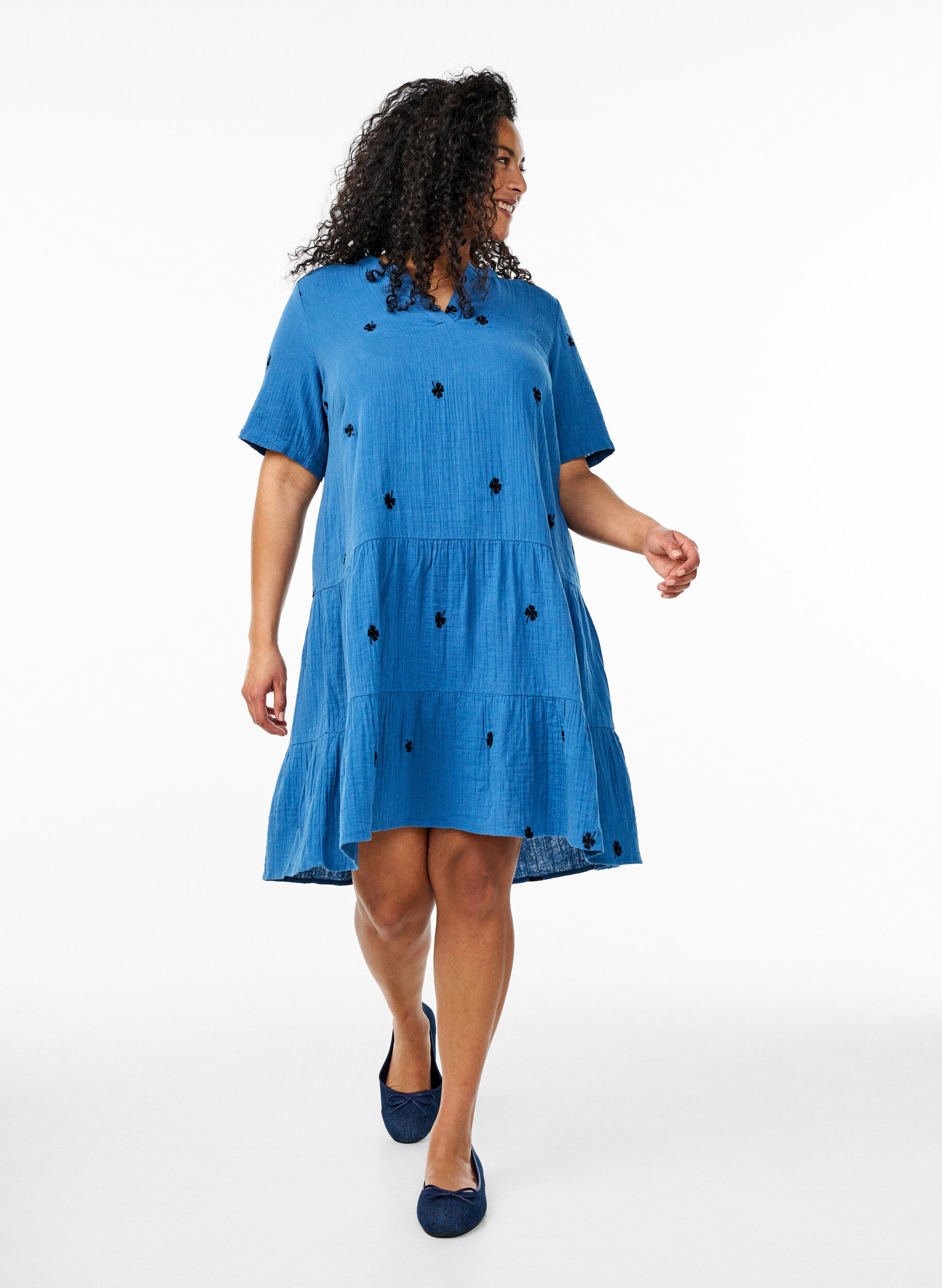 ZizziKleines Kleid aus Baumwollmusselin mit gestickten Blumen, Blau, Model image number 1