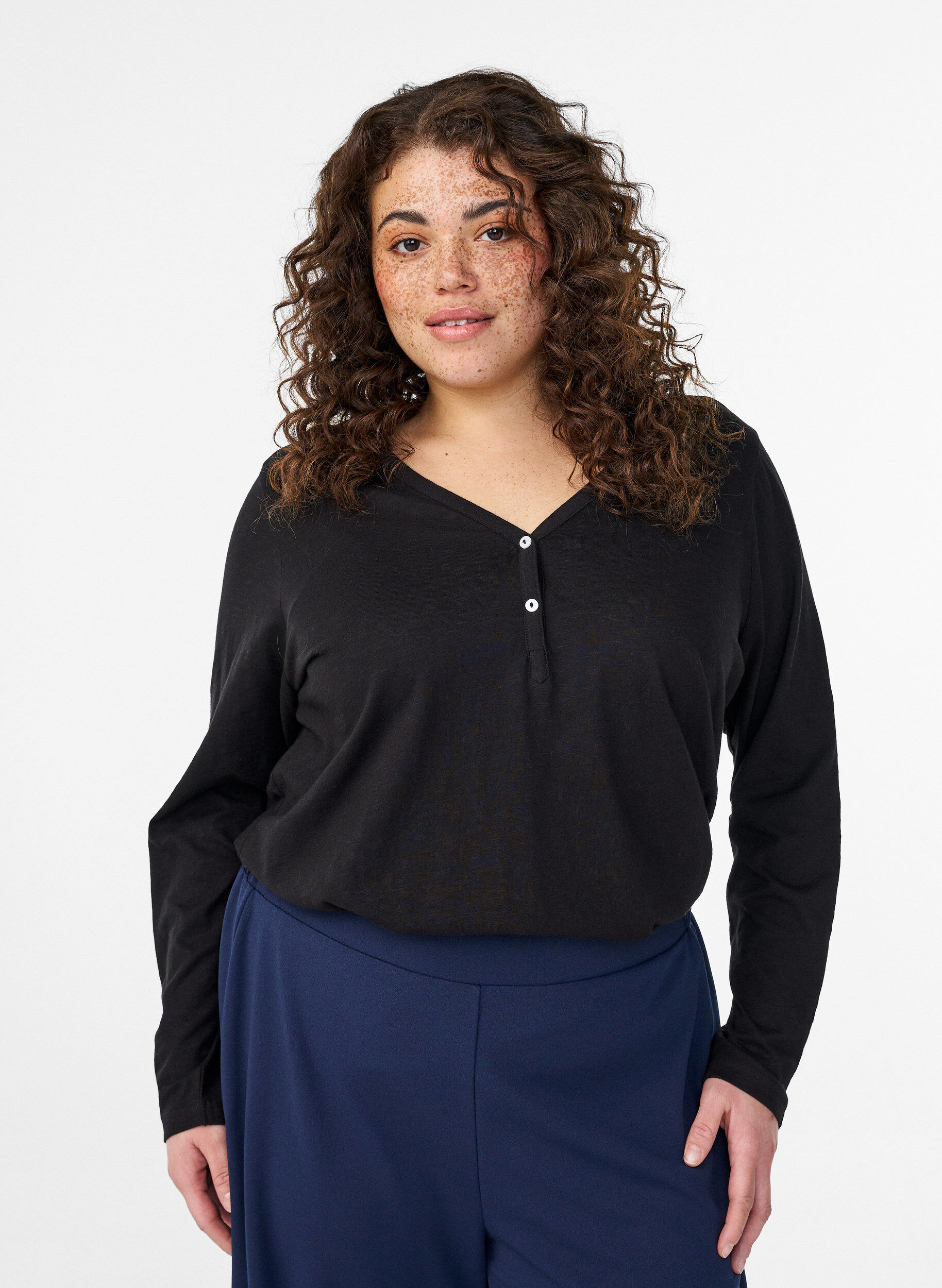 ZizziLangarmshirt mit V-Ausschnitt und Kn&ouml;pfen, Schwarz, Model image number 0