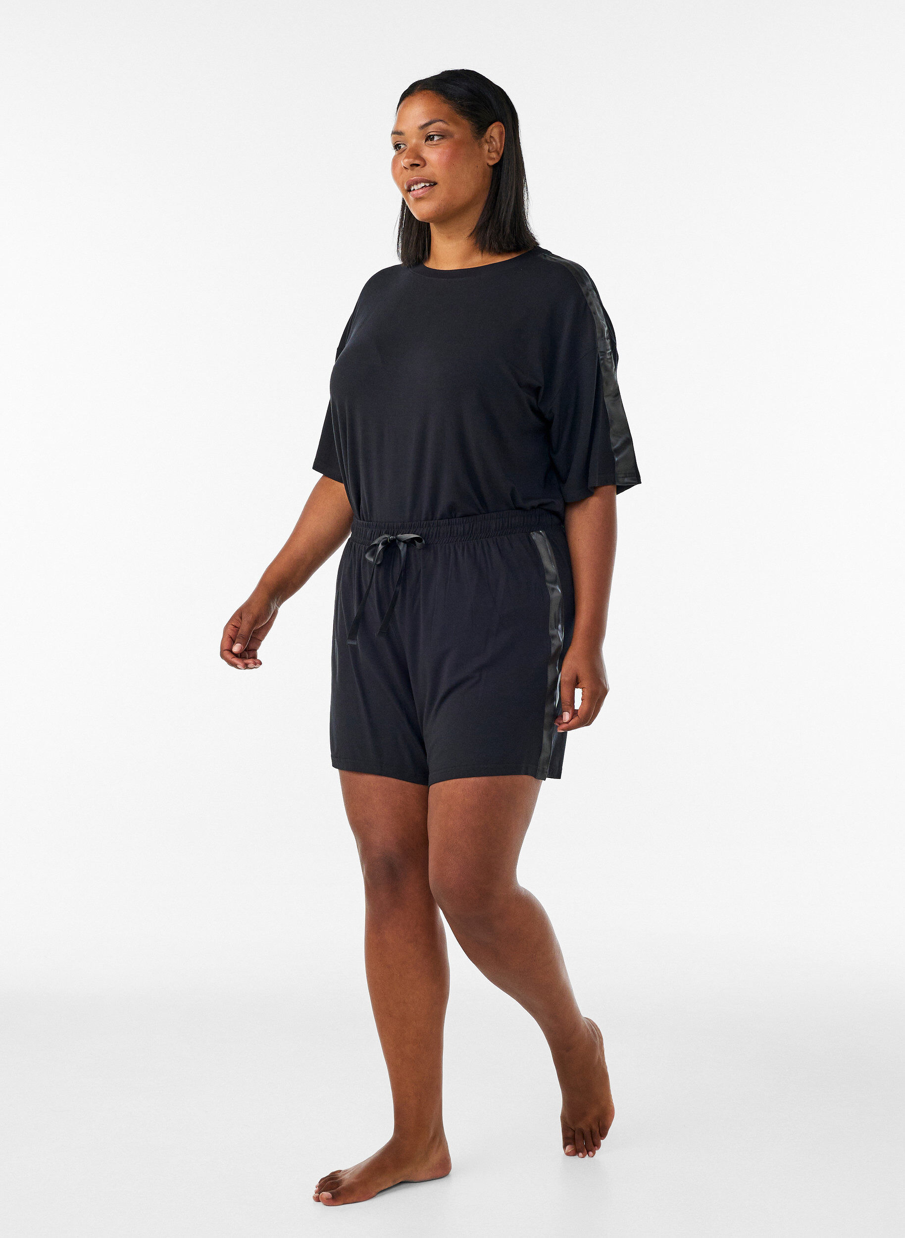 ZizziPyjamashorts aus Modal mit Kontrastband, Schwarz, Model image number 1