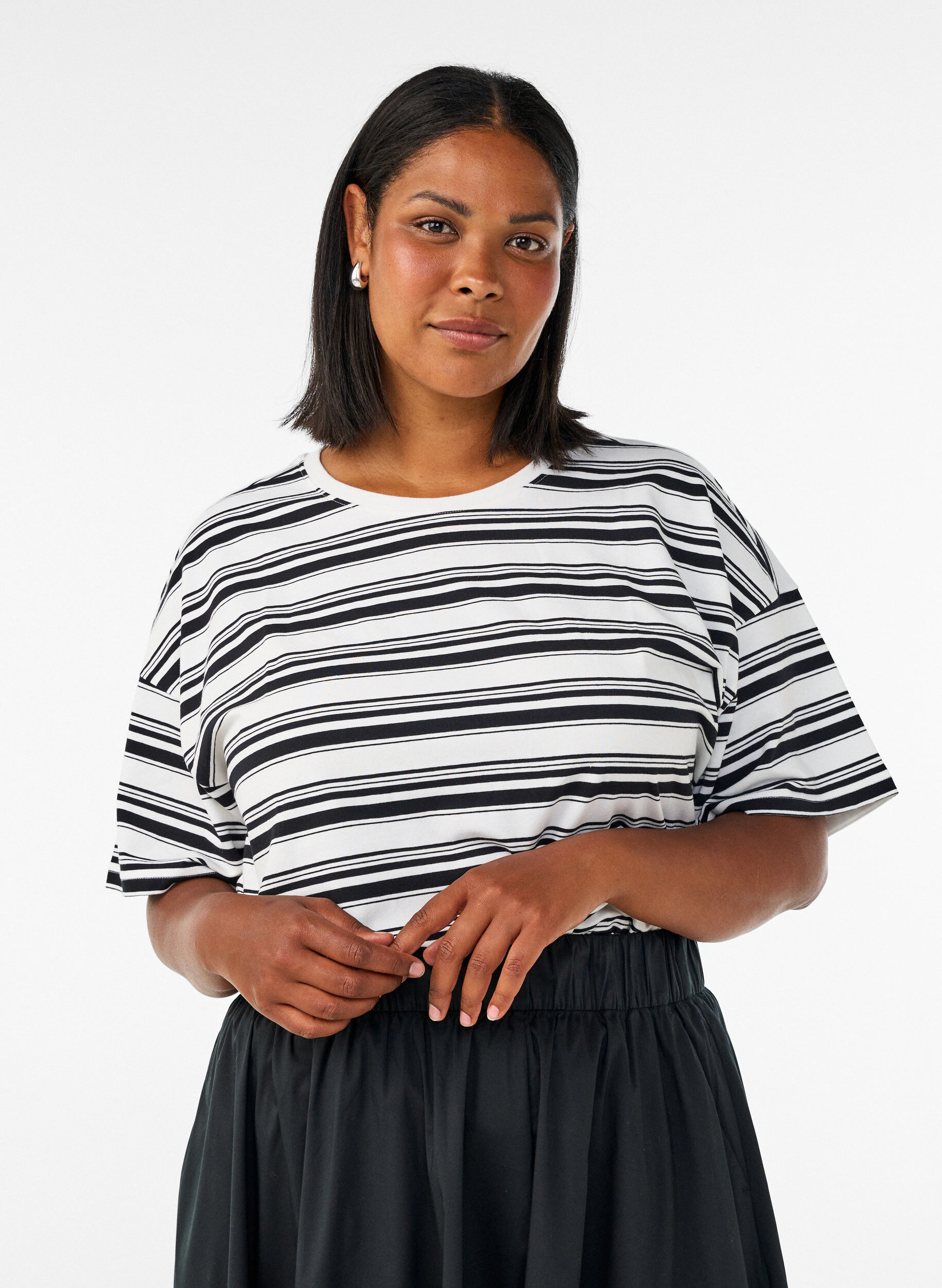 ZizziKastiges T-Shirt mit Streifenmuster, Schwarz, Model image number 0