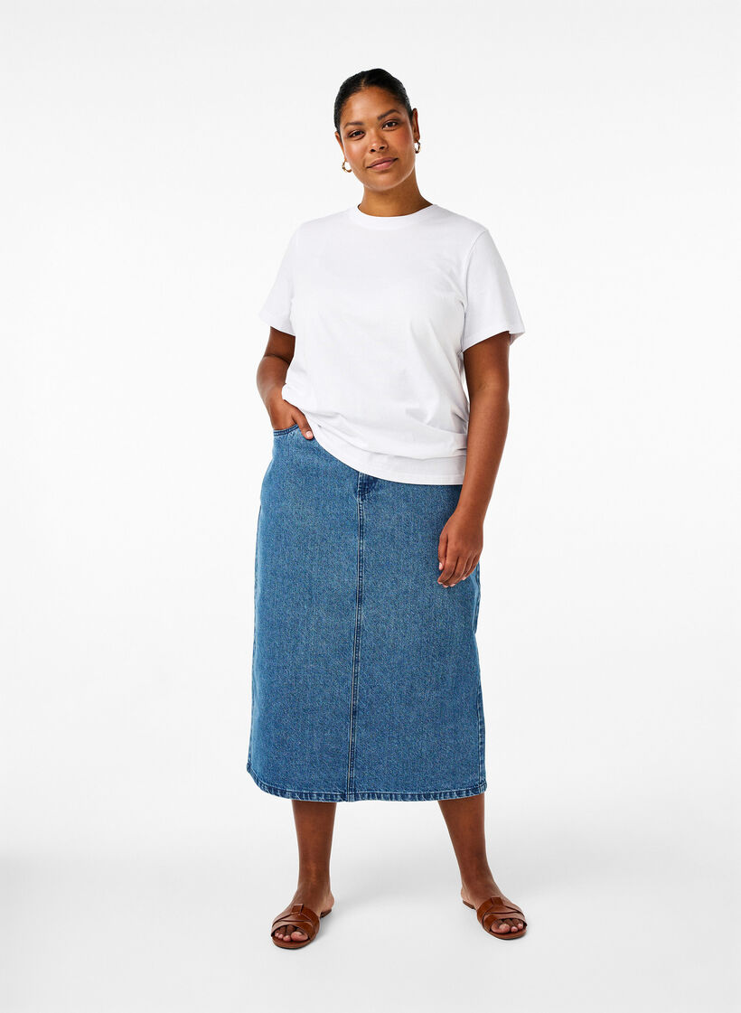 Basic-T-Shirt aus Baumwolle mit Rundhalsausschnitt, Weiß, Model