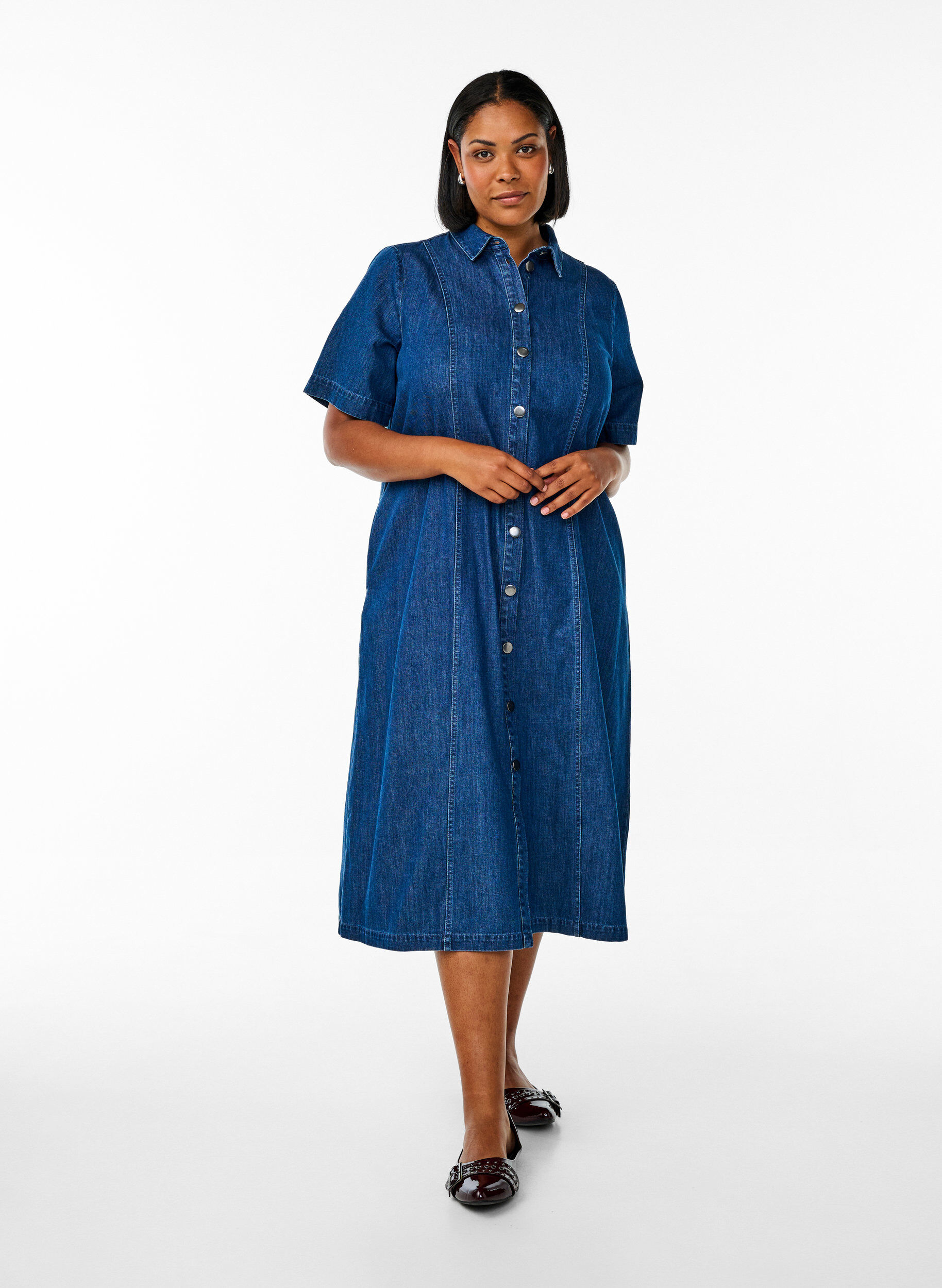Midi-langes jeanshemdkleid, Blau, Model