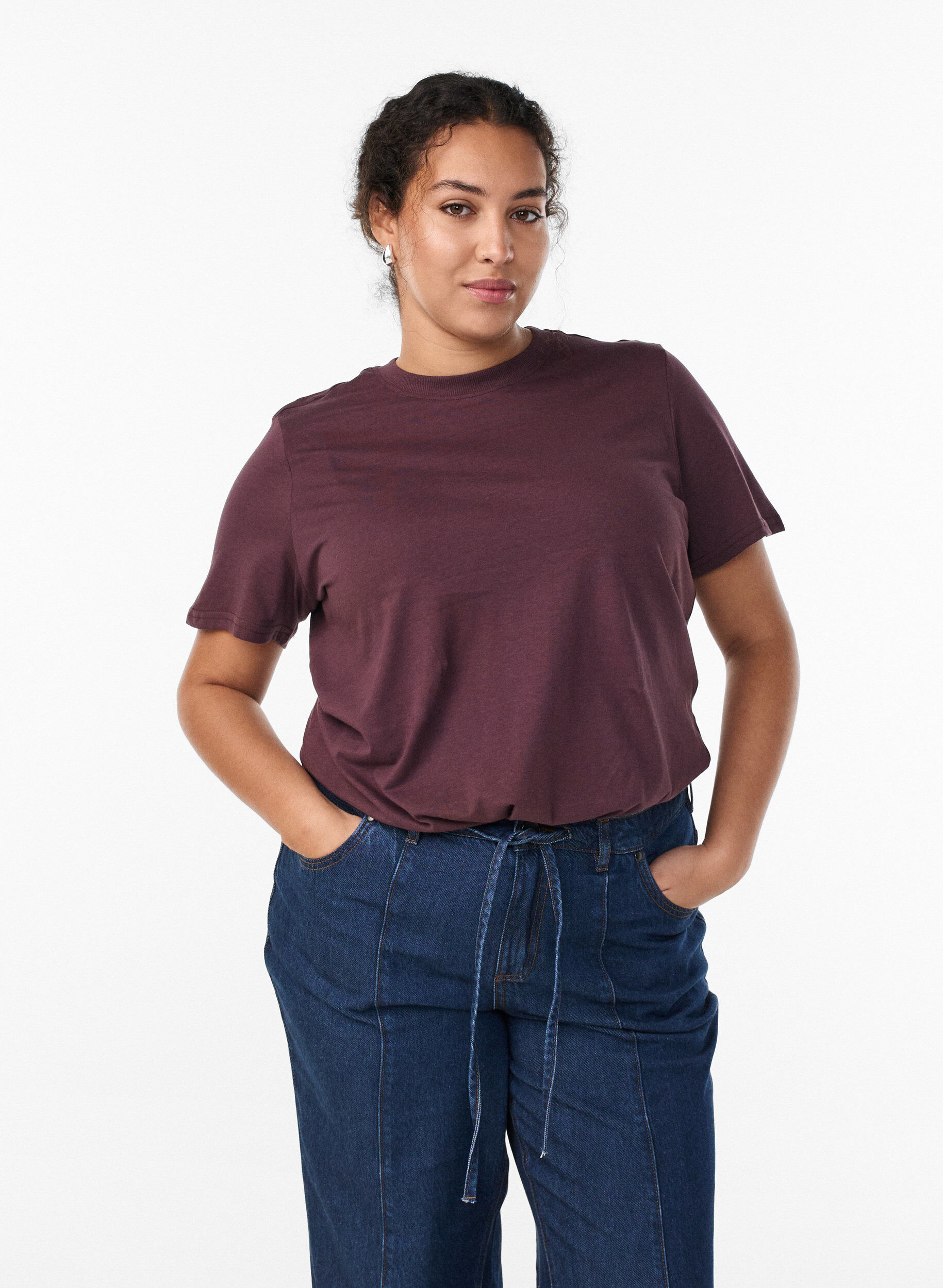 Basic-T-Shirt aus Baumwolle mit Rundhalsausschnitt, Dunkles Bordeaux, Model
