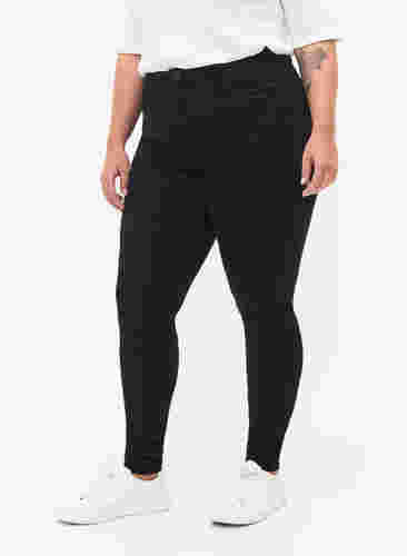 Super Slim Amy Jeans mit hoher Taille, Black, Model image number 2