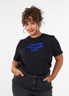 T-Shirt aus Baumwolle mit Textprint, Schwarz, Model image number 0