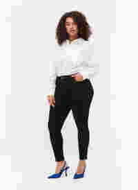 Cropped Amy Jeans mit Reißverschluss, Black denim, Model