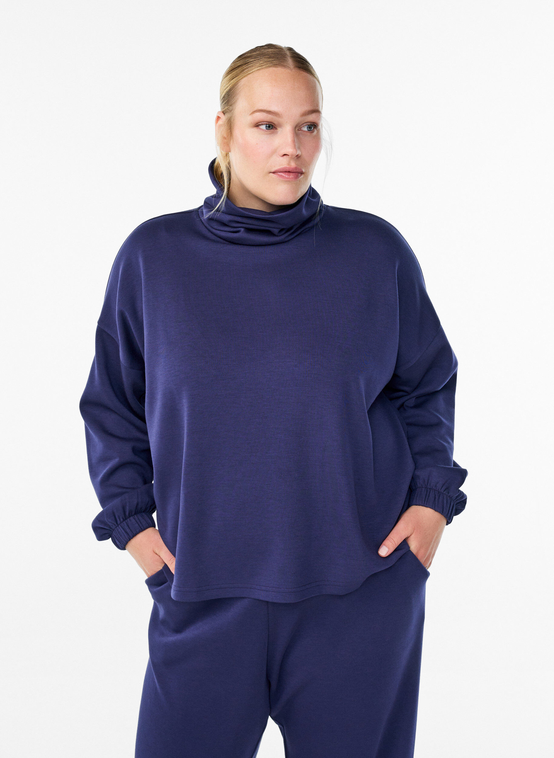 Bluse mit Rollkragen aus Modal-Mix, Blau, Model