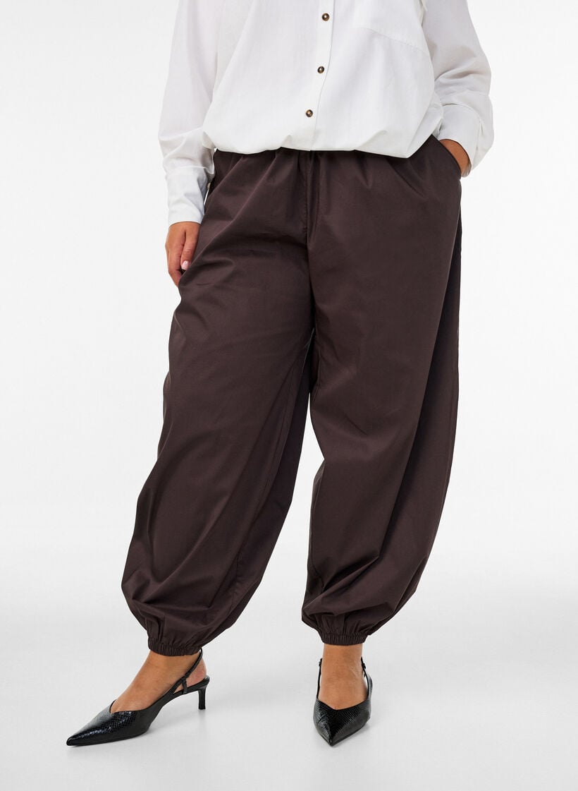 Ballonhose mit Taschen und elastischem Bund, Braun, Model