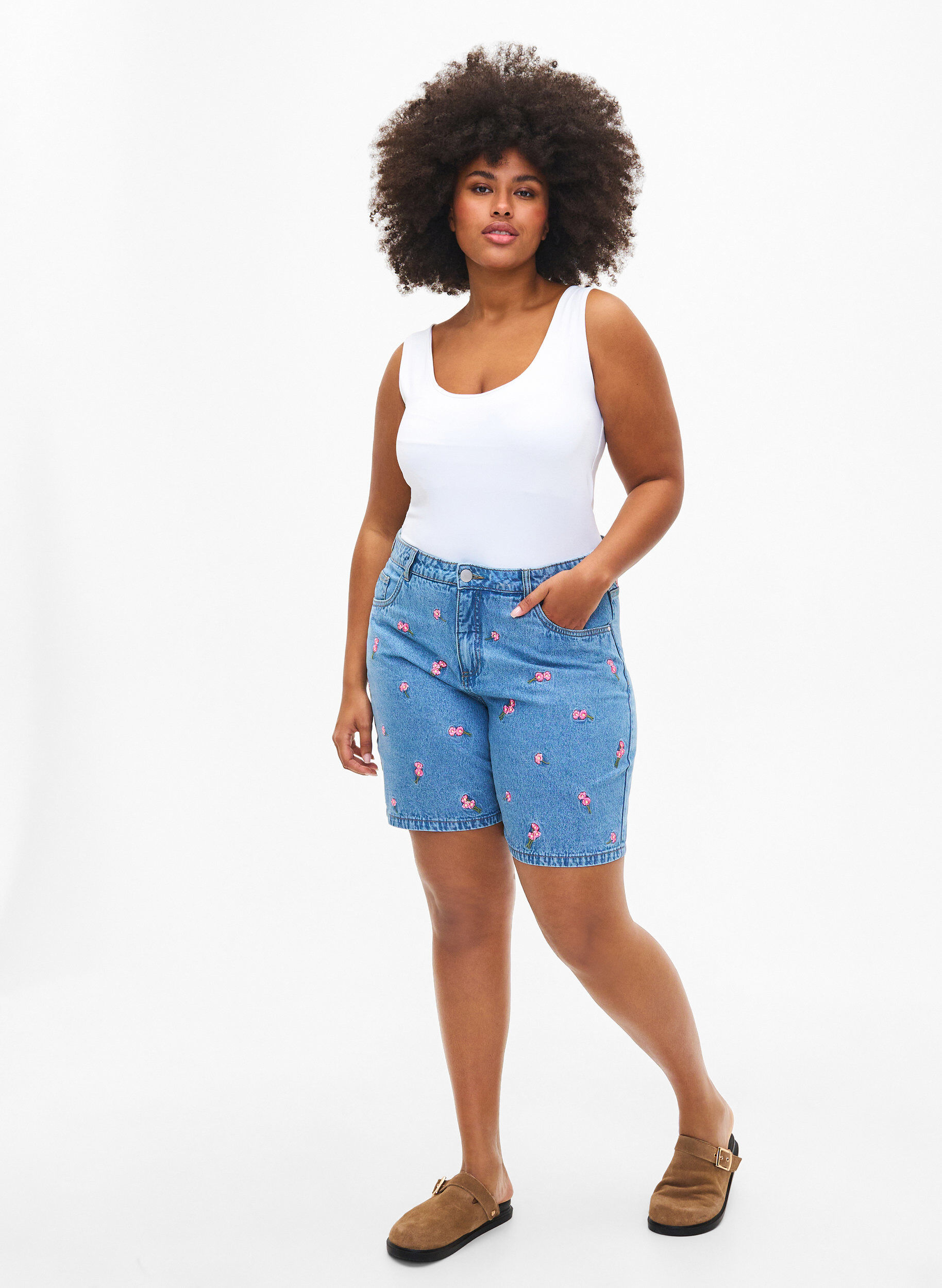 ZizziDenim-Shorts mit aufgestickten Blumen, Blau, Model image number 1
