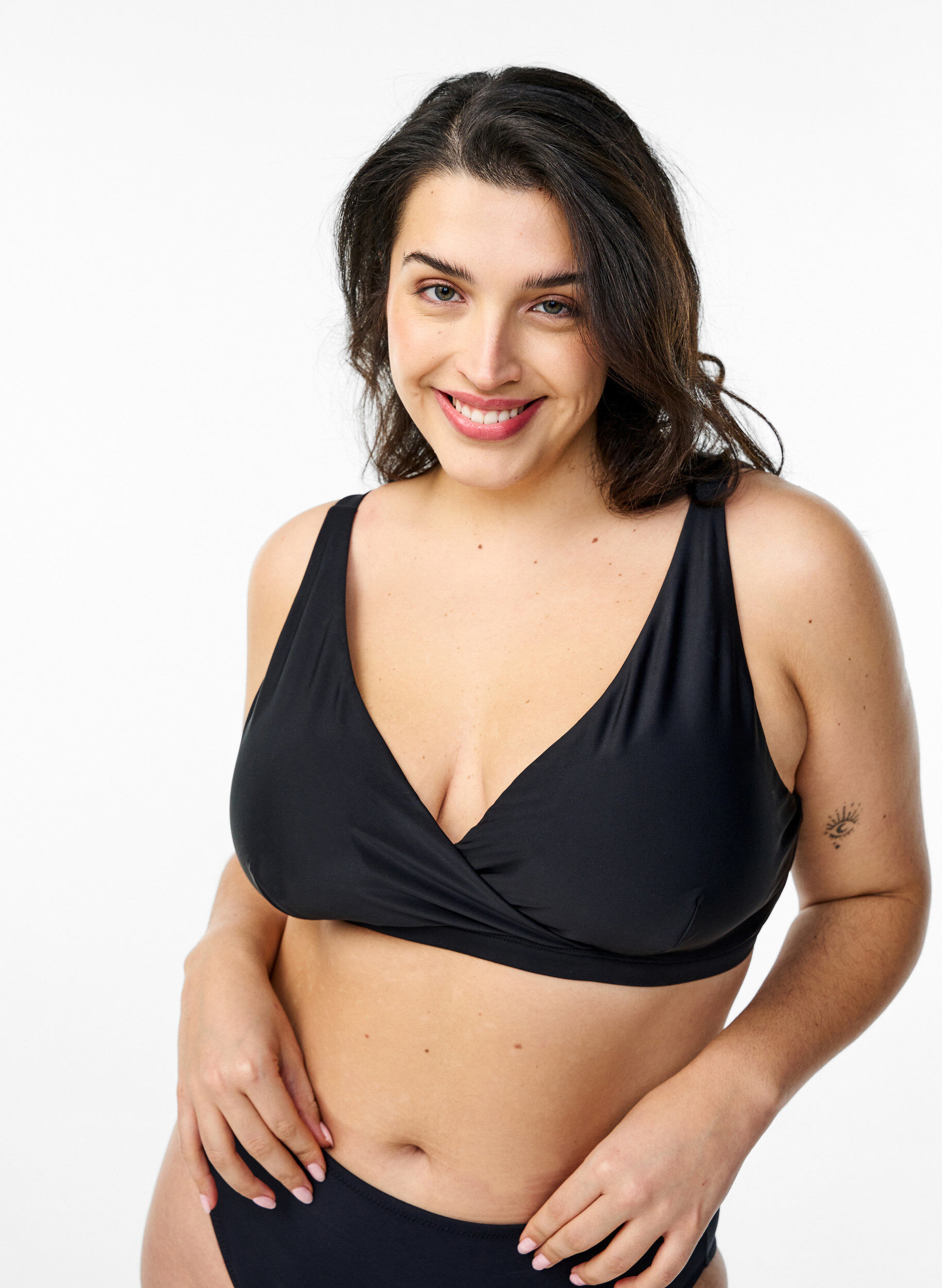 Triangel-Bikinioberteil mit Wickeldetail, Schwarz, Model