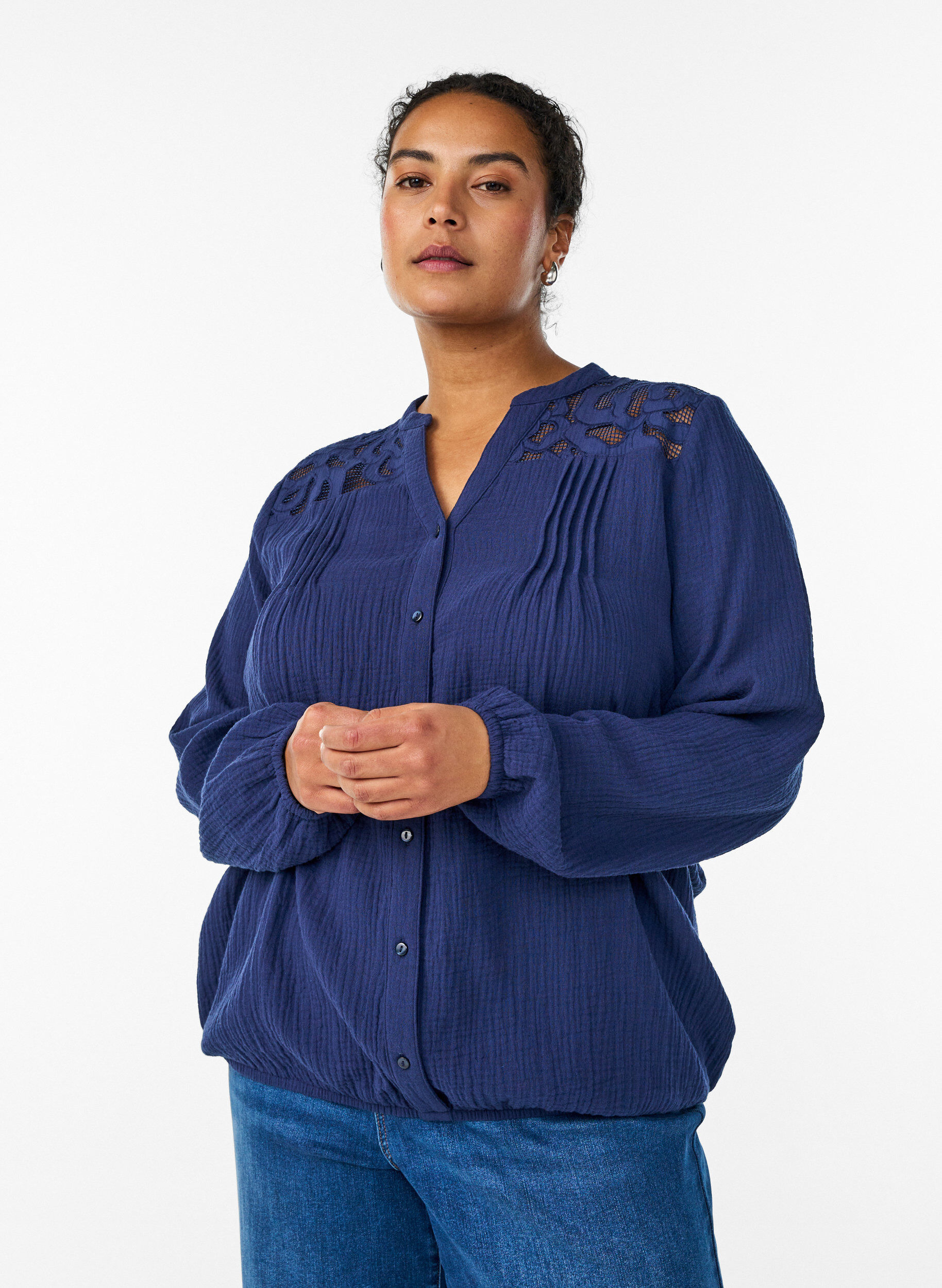 ZizziBluse aus Baumwoll-Musselin mit bestickten Details, Blau, Model image number 0