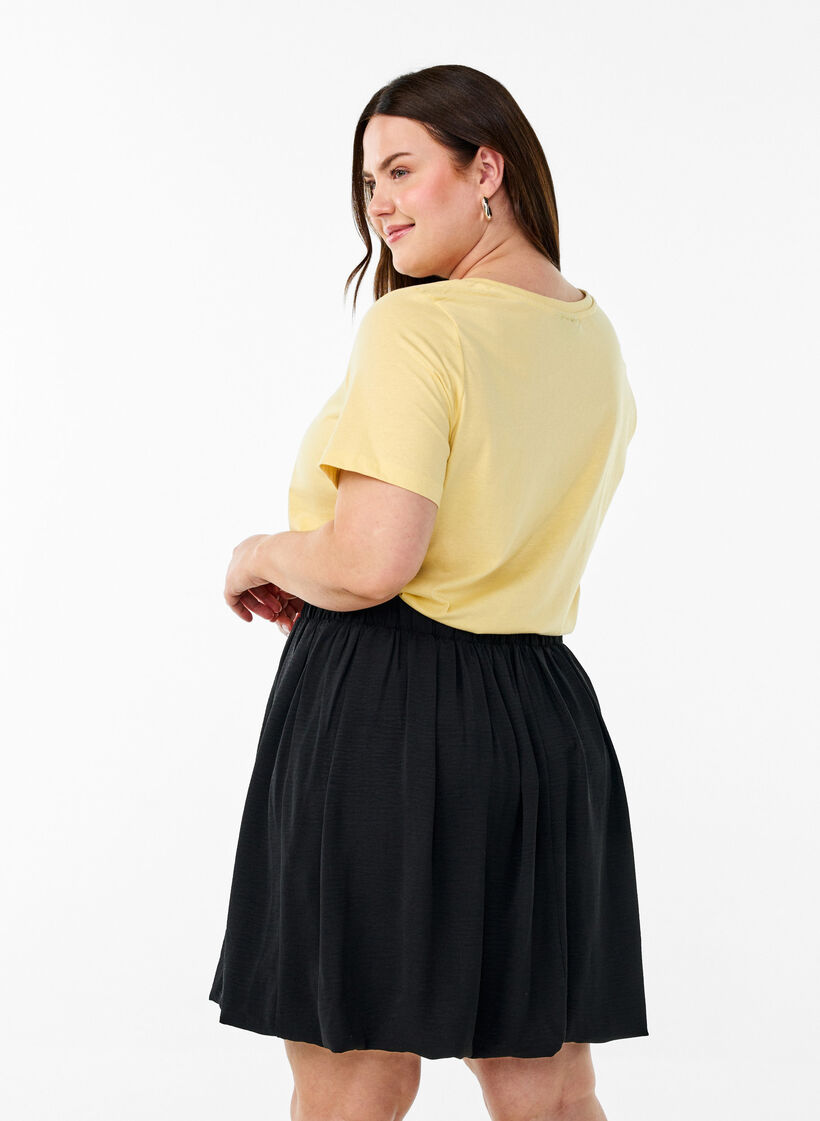 Kurz&auml;rmeliges T-Shirt mit V-Ausschnitt, Gelb, Model image number 2