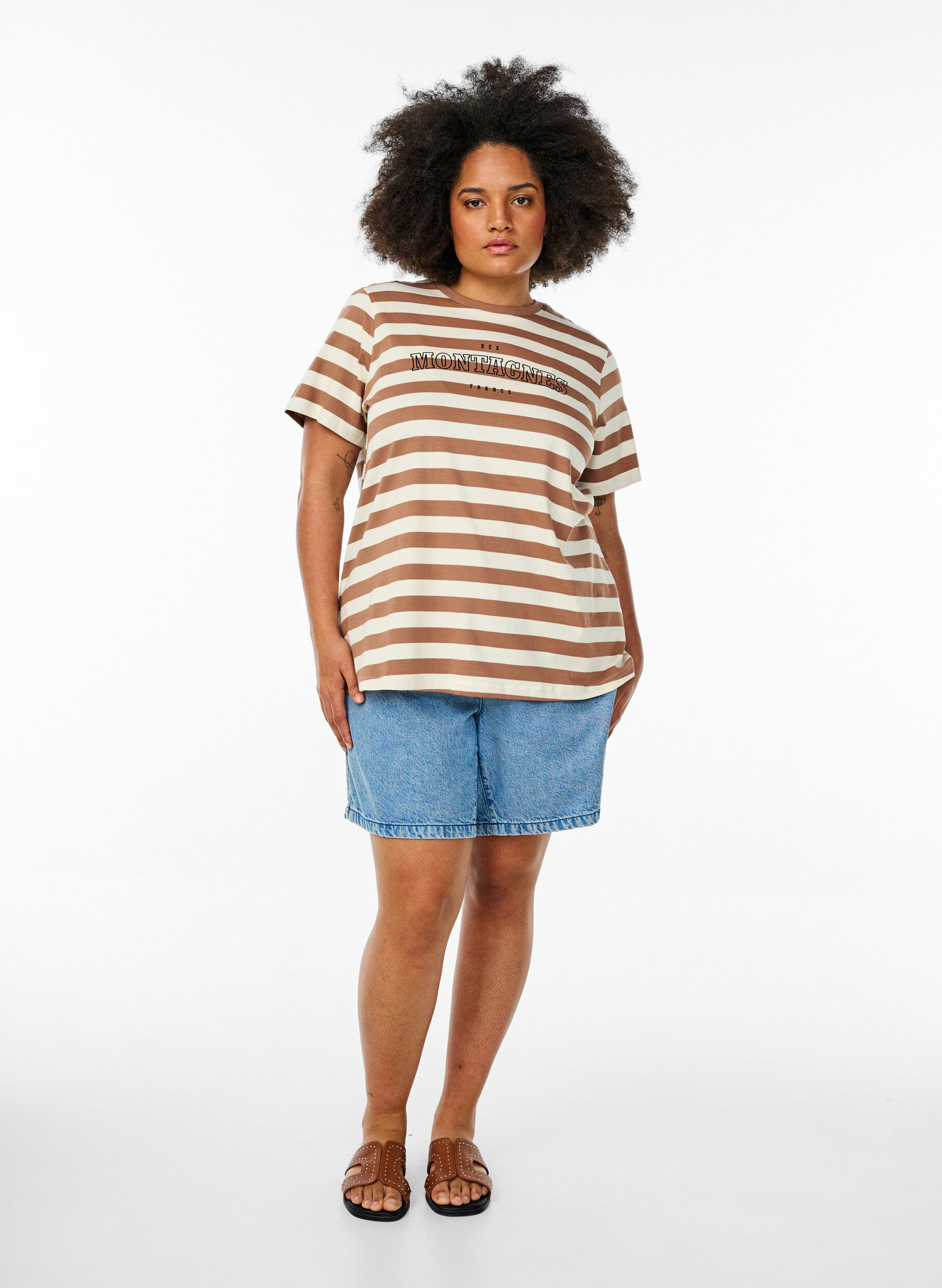 ZizziT-Shirt aus Bio-Baumwolle mit Streifen und Text, Braun, Model image number 1