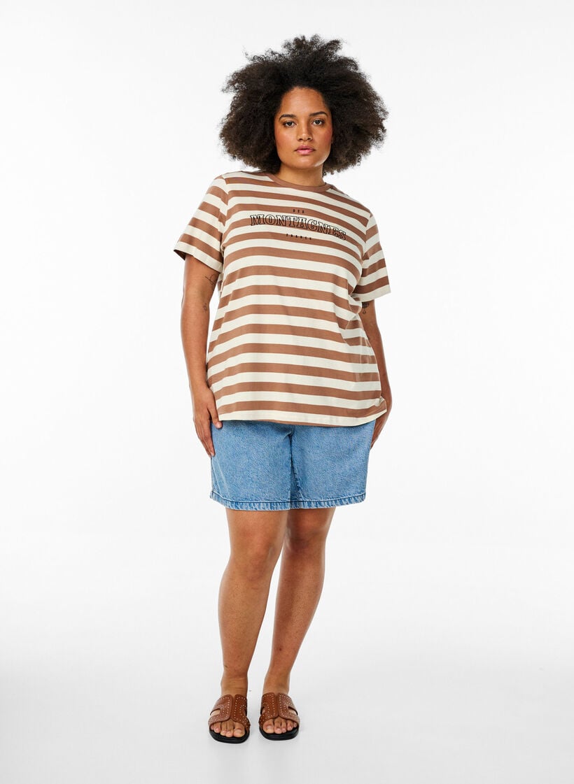 T-Shirt aus Bio-Baumwolle mit Streifen und Text, Braun, Model image number 1