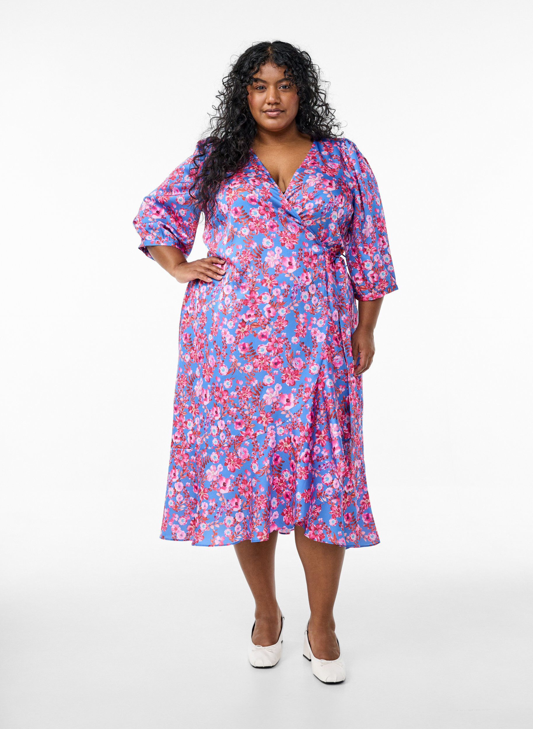 Gebl&uuml;mtes Wickelkleid mit 3/4-&Auml;rmeln, Blau, Model