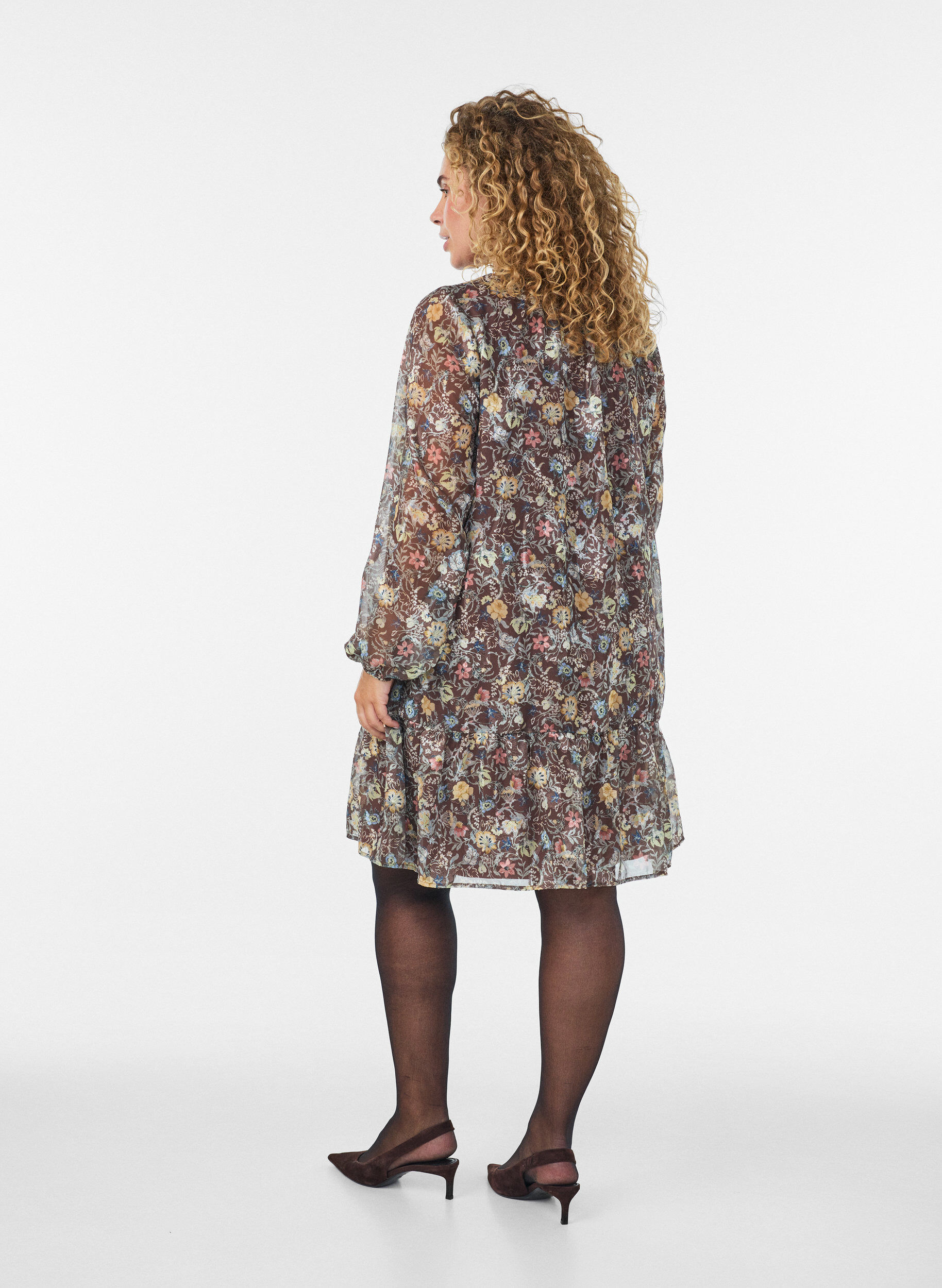 ZizziKleid aus Chiffon mit gebl&uuml;mtem Print und R&uuml;schenlagen, Braun, Model image number 2