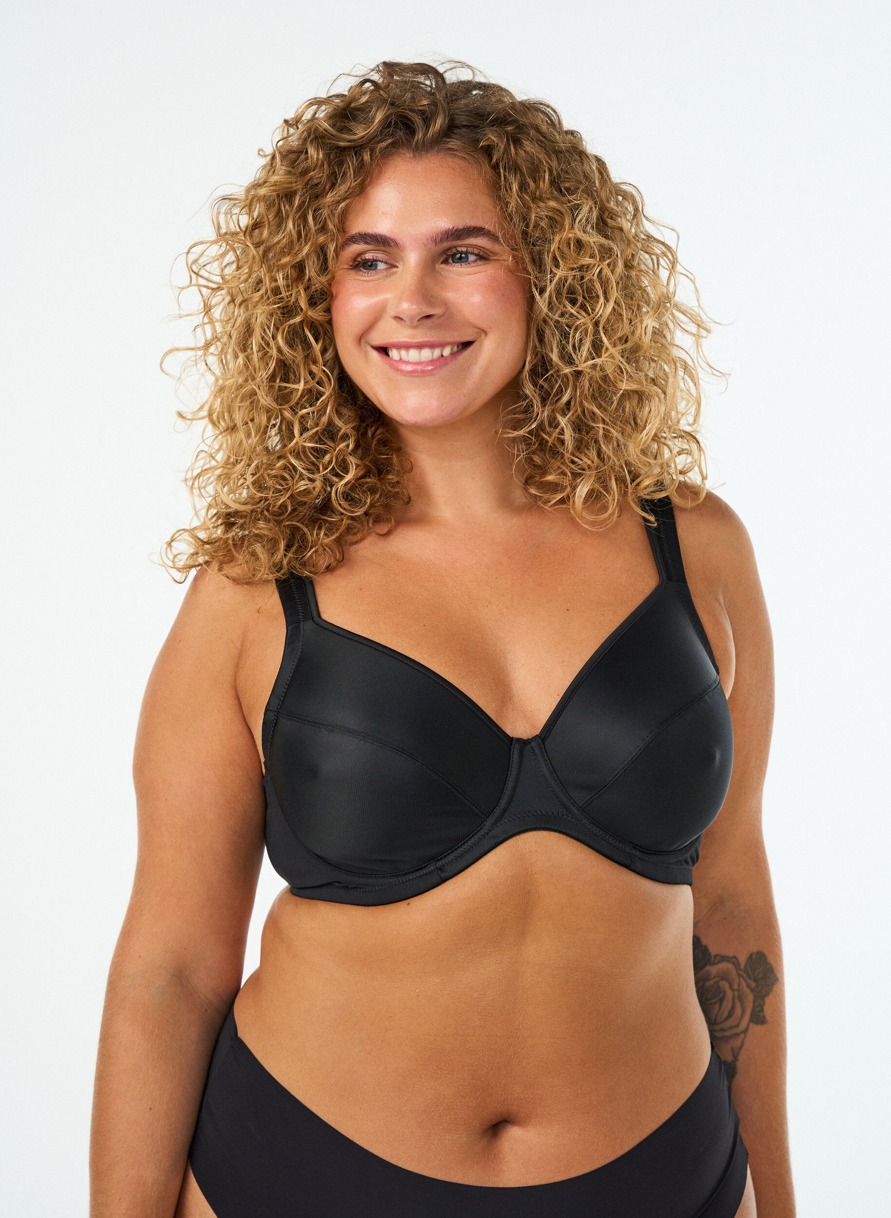 BH mit starkem Halt und vorgeformten Cups, Schwarz, Model