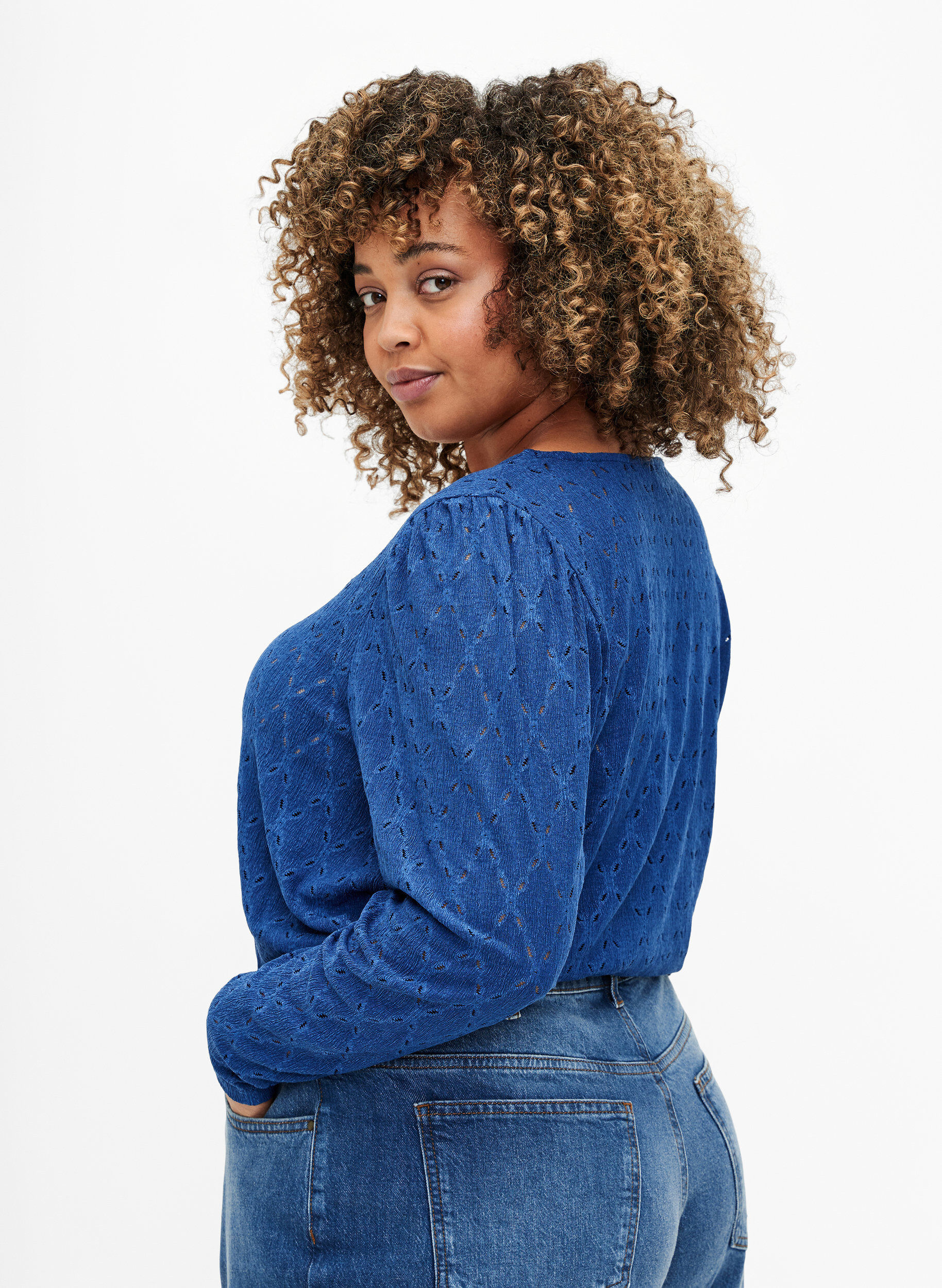 ZizziBluse mit V-Ausschnitt und Lochmuster, Limoges, Model image number 1