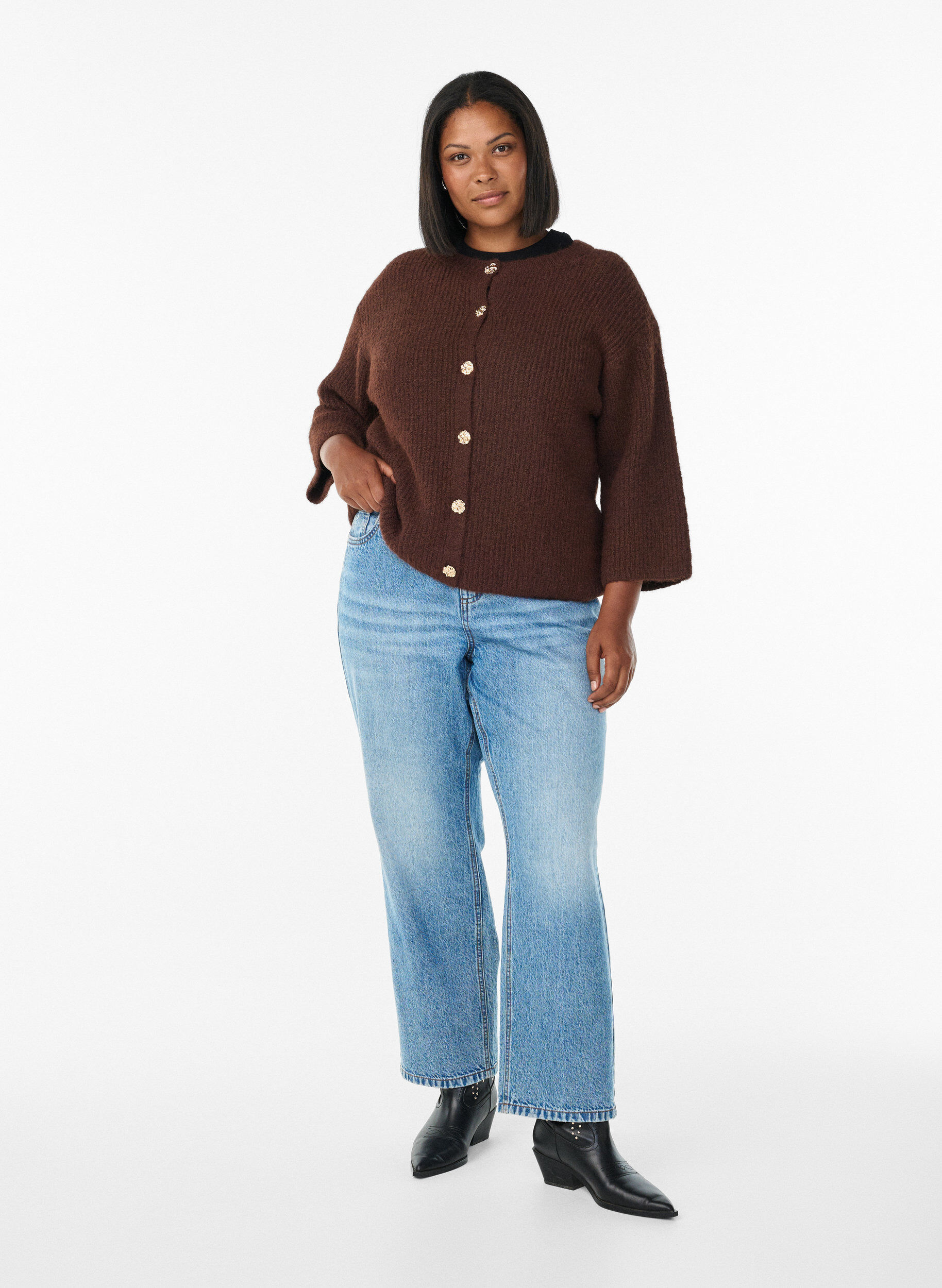 ZizziKurzer Cardigan mit 3/4-&Auml;rmeln und goldenen, strukturierten Kn&ouml;pfen, Braun, Model image number 1