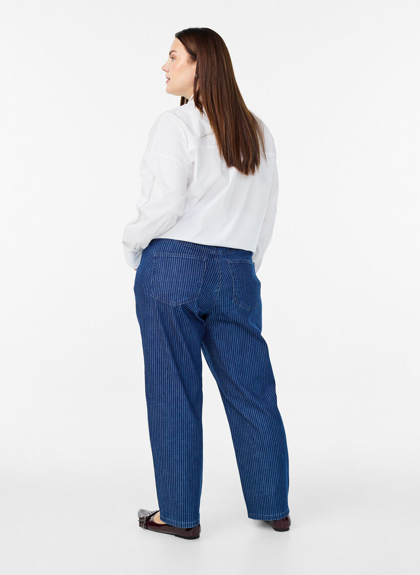 Nadelstreifenjeans mit gerader Passform, Blau, Model