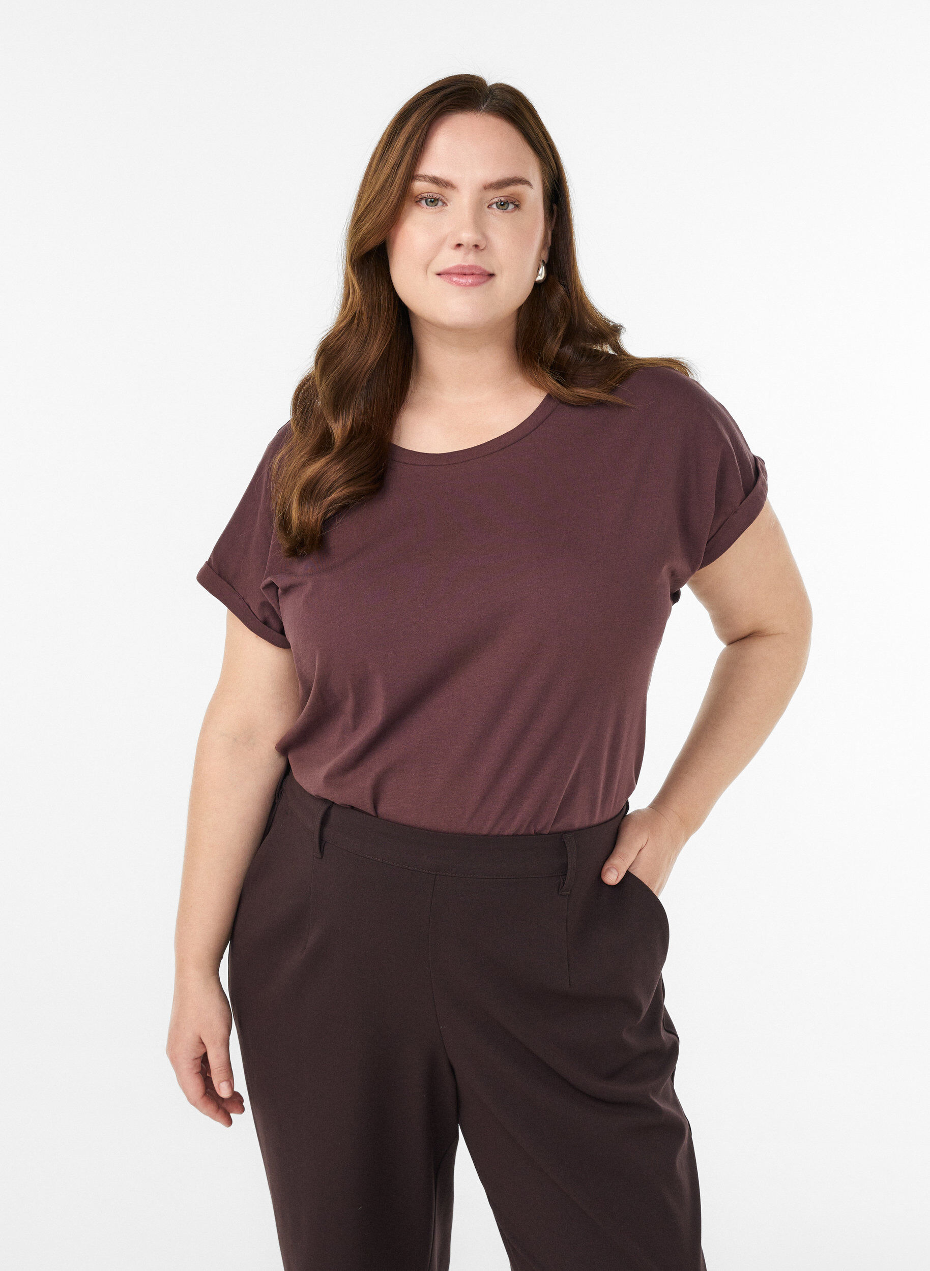 Kurz&auml;rmeliges T-Shirt aus einer Baumwollmischung, Dunkles Bordeaux, Model