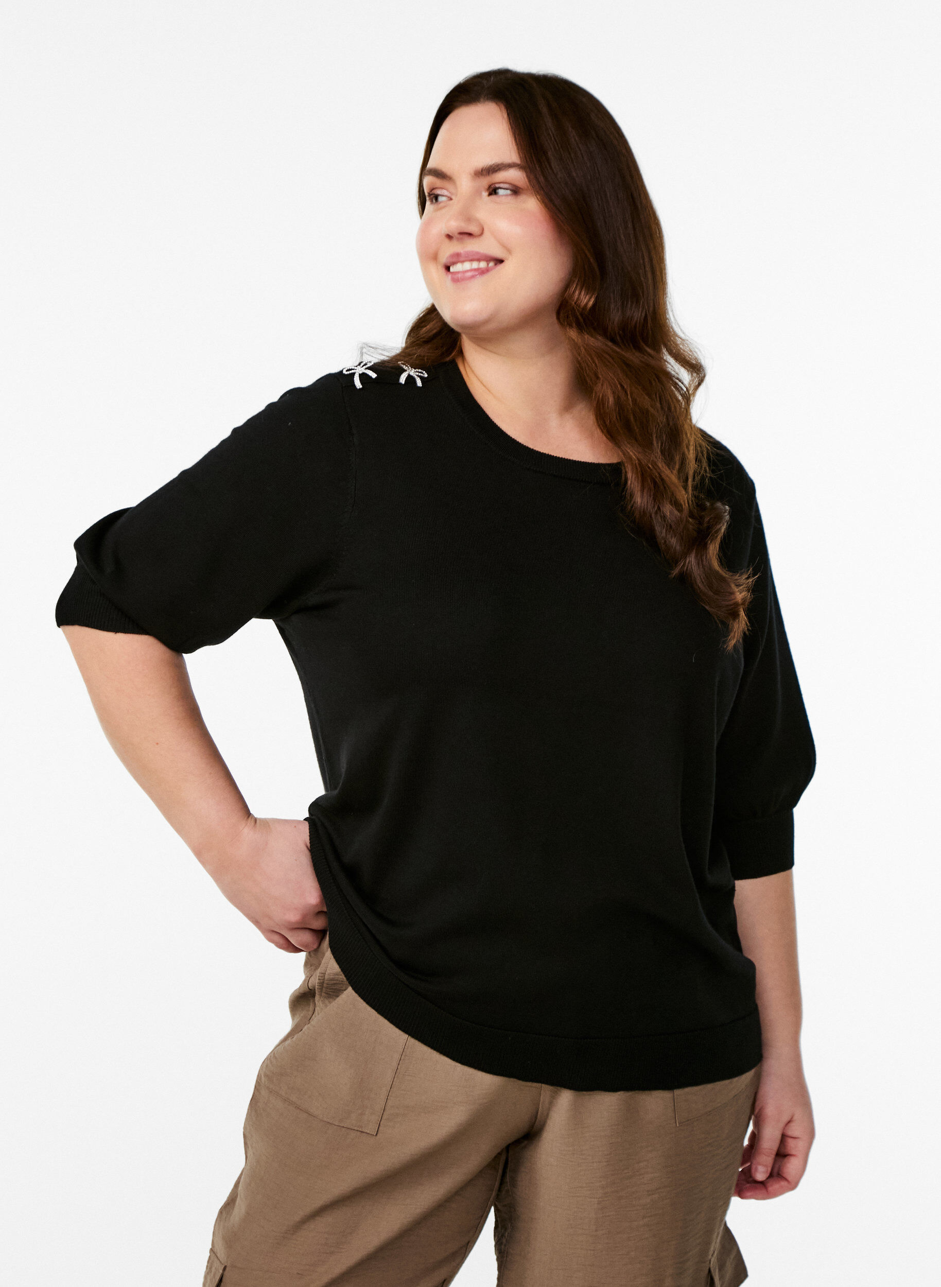 ZizziStrickbluse mit kurzen &Auml;rmeln und kleinen Schleifen, Schwarz, Model image number 0