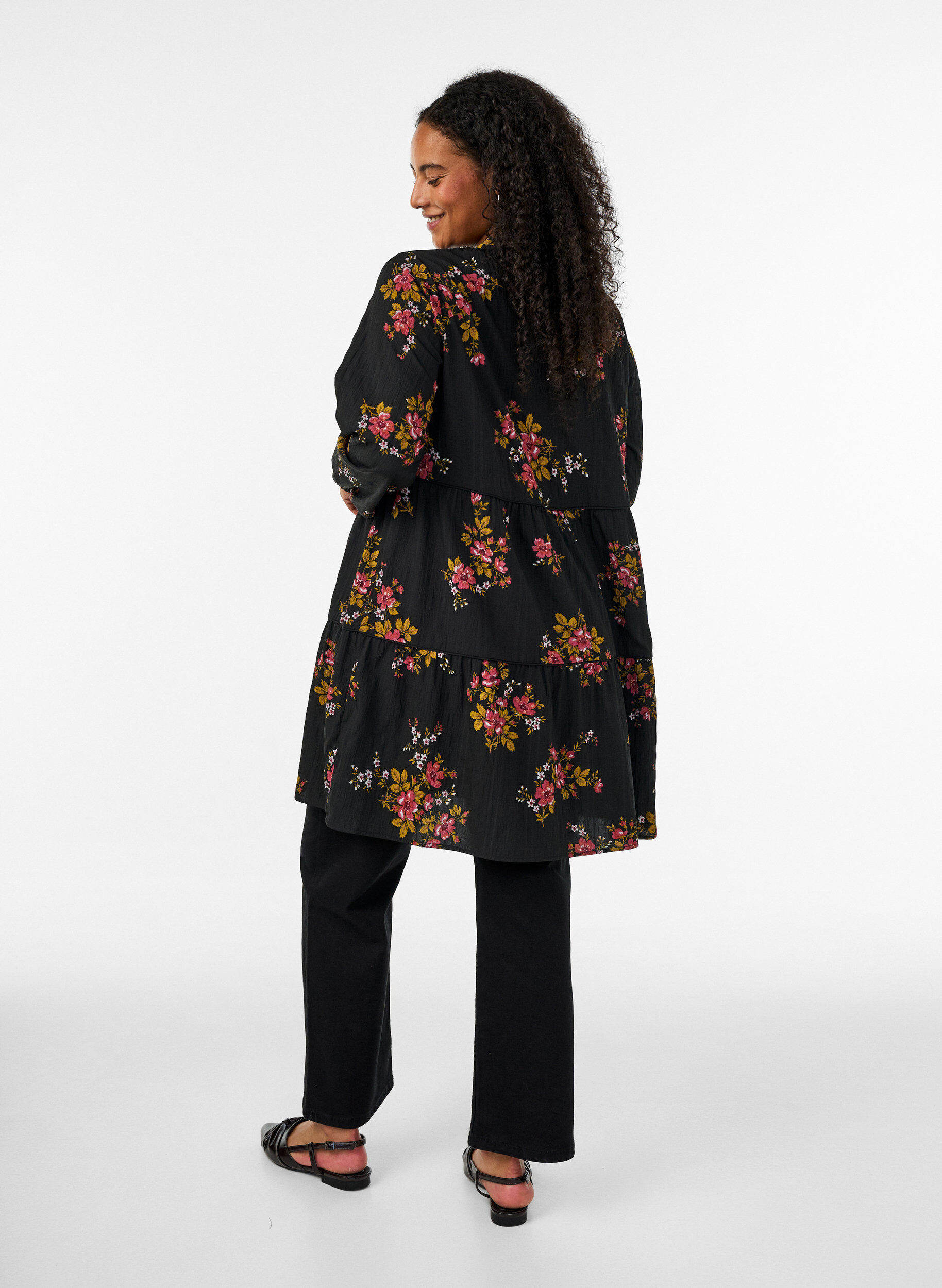 ZizziGebl&uuml;mtes Kleid mit Bindeverschluss, Schwarz, Model image number 2