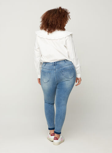 Super Slim Amy Jeans mit Schlitz, Blue denim, Model image number 1