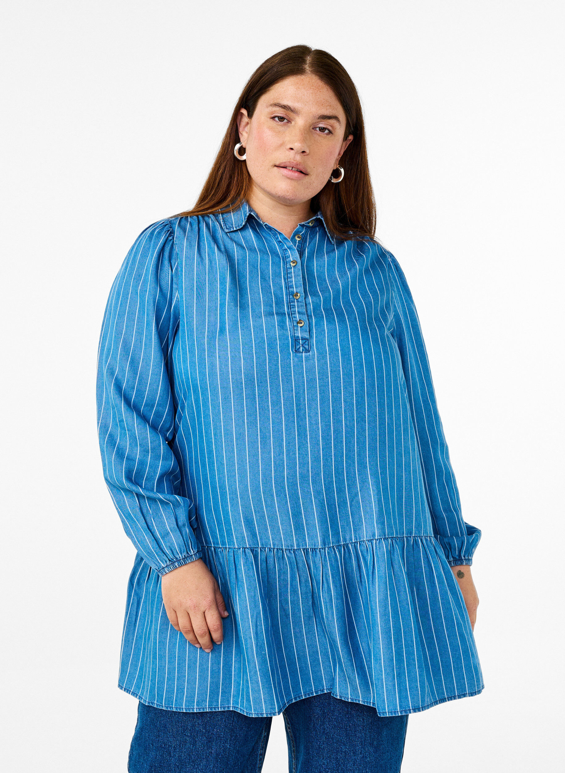 Gestufte Tunika aus TENCEL&trade;-Denim mit Streifenmuster, Blau, Model