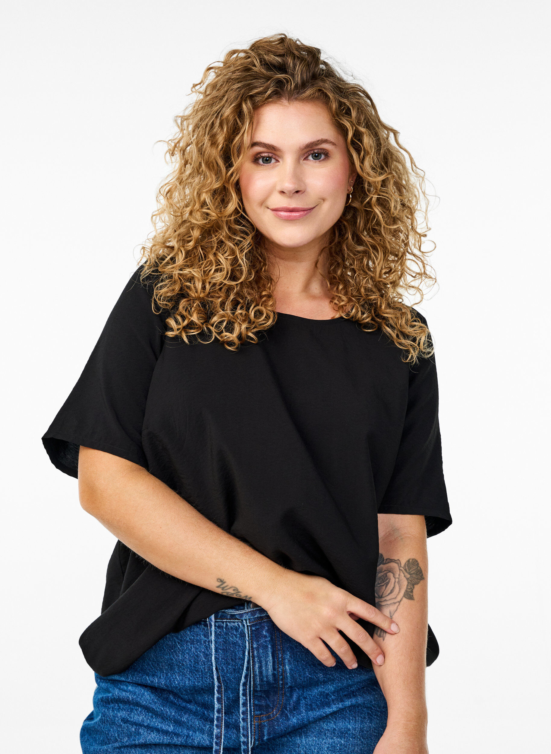 Bluse mit kurzen &Auml;rmeln und elastischem Saum, Schwarz, Model